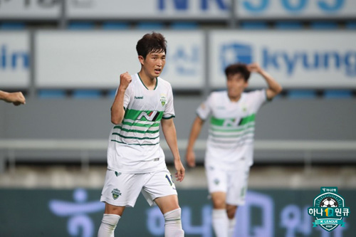 North Jeolla Province continued its lead-up Ulsan chase with a win over Sangju Sangmu FC.North Jeolla Province won 1-0 at Sangju Sangmu FC in the 23rd round of Hanawon Kyu K League 1 2020 at Sangju Sangmu FC Citizen Stadium on the afternoon of the 27th.North Jeolla Province had 16 wins, 3 draws and 4 losses (51 points) in the victory, leading to a multi-scoring chase of leader Ulsan (51 points).4th place Sangju Sangmu FC will have 11 wins, 5 draws and 7 losses (38 points).North Jeolla Province scored the first half of the match against Sangju Sangmu FC, and Lee Seung-gi scored the first goal in the 25th minute.Lee Seung-gi, who took over Gustavos pass in the penalty area, shook the net with a right-footed shot and ended the game with a victory for North Jeola Province.