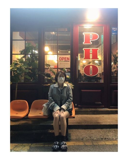 Gagwoman Kim Yeong-hee showed off her be ladylike charm in a somewhat relaxed way.Kim Yeong-hee posted an article and a photo on his 27th day of his instagram saying I ate well.The photo shows Kim Yeong-hee taking a certification shot after eating at a restaurant.Kim Yeong-hee, a single-haired hairstyle, sat in a chair in front of the store and boasted a be ladylike charm in a somewhat relaxed manner.Kim Yeong-hee recently announced her marriage: to have a couples kite with former baseball player Yoon Seung-yeol.The age difference between the two is 10 years old, and Kim Yeong-hee explained that he is positive and bright about Yun Seung-yeol, who is 10 years younger than himself.Meanwhile, Kim Yeong-hee is reportedly about to debut as an adult film director.
