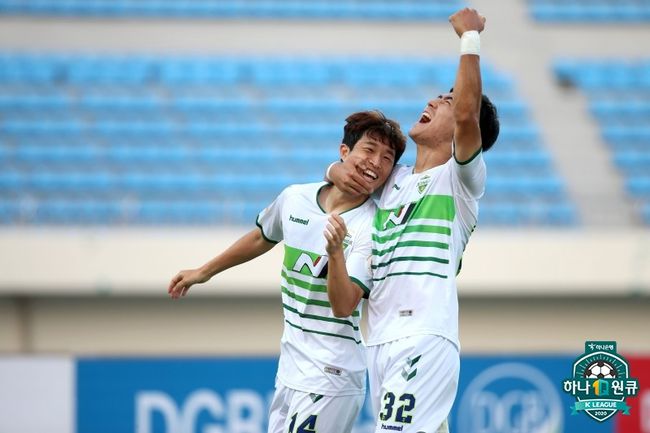 I think I can win over Ulsan.North Jeolla Province Hydei won the Hanawonkyu K-League 1 2020 23 round Sangju Sangmu FC Managing Director and away Kyonggi 1 - 0 at Sangju Sangmu FC Citizen Stadium on the 27th.North Jeolla Province, which won the day, scored 16 wins, 3 draws and 4 losses, 51 points, tied with Ulsan at the point, but was second only to score multiple points.Lee Seung-gi, who shot the final, said: It was a difficult Kyonggi but it was well prepared and a good performance came out, I thought it would be a goal difference.I was ordered to play aggressively after being replaced in the second half, he said. I was instructed to move around with Gustavo and Barrow on the front.I have been replaced in a situation where I have not been overworked by recent injuries. Anyway, it helped the team. I scored only 8Kyonggi, he said.I didnt think about anything else, I played Kyonggi, he said.Lee Seung-gi said: After Kyonggi ended, I heard the result of the Ulsan-Daegu match; I forgot to win Kyonggi today and was thinking only about other things.I talked about the part where Kyonggi was lacking, he said.On the competition for the championship with Ulsan, Lee Seung-gi said: I think Ulsan can catch it, everyone is thinking that.I do not worry about anything else, he said. If you continue the atmosphere now, you can win. There is a story that you are weak and strong in strength.I think my mental strength changes when I meet strong teams. I think I am strong against the strong team because I understand and play what I have to be confident. Meanwhile Lee Seung-gi said: I think I have three goals left in my 50 - 50 club membership; when I was playing goal ceremony (Lee) Ju Yong-i was really happy to be here.I think Ju Yong-i was really burdened too, so I think he was happy together when I scored, and it wasnt that Ju Yong-i couldnt play Konggi.To be fair, there was a main advantage in the run-off situation: players worked together to change the mood, so Im more happy to win, he said.Federation offer.