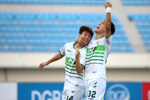 North Jeolla Province won 1-0 with Sangju Sangmu FC executive director at Sangju Sangmu FC Citizen Stadium on the 27th, and Lee Seung-gis winning goal in the 25th minute of the second half in the 23rd round of Hanawonkyu K League 1 2020, the first Kyonggi in the final A (1-6th).When Jo Kyu-sung headed the long-connected ball from the rear, Gustavo spilled the ball to the side and pushed it in.North Jeola Province, who made 16 wins, 3 draws and 4 losses and 51 points with Lee Seung-gis Finals sports, eliminated the gap from leading Ulsan Hyondai (51 points) that tied 2-2 in Daegu FCs away on the same day.In multiple points, Ulsan (47 goals) only maintained his previous ranking ahead of North Jeola Province (39 goals).Lee Seung-gi said, We can win in the atmosphere now. Everyone knows that Ulsan is unconditional.- What do you say?I expected a goal. I got an aggressive order. Fortunately, I saved my chance.- What was the spell?It was a command to move with Gustavo and the front. - Its the latest score of only 8Kyonggi.I was injured in my steady run, I was careful to put in the replacements and I wanted to help. I wanted a team win.Did you hear about Ulsan? Everyone liked it in the locker room.- How do you talk about the lead fight with Ulsan?Ulsan is the idea of catching unconditionally. Thats what everyone feels. Can you win? In the mood now, you can win.The words around you are often referred to as weak. Of course, there is relativity in each of Kyonggi.You can join the 50 (goal)-50 (help) club for the next three goals or so.Sangju Sangmu FC