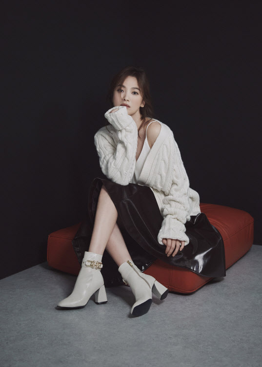 Song Hye-kyo in Shucomma Bonnies pictorial matches bulky knit, leather material, and long dress with the Boots in the 20 winter season to complete luxurious and warm styling.In addition to leather and knitted boots, you can also find colorful sneakers and platform sneakers that match various materials.This winter season, Point Boots, Basic Boots and Fashion Snickers will be divided into three categories.Point Boots is a line that matches the chic look and consists of colorful decorations and unique designs.Fringe is an angle boots style with a bold gold chain in the point, and the combination of heel and gold color chains is luxurious.Song Hye-kyo gave a clean and intense point by matching bright-blue boots with bulky knitted cardigans and flare skirts.The price is 448,000 won in two colors, beige and black.Revenge is Western Boots with a new round Vijo decoration in the 2020 F and W seasons.With Point Toe, the Vijo decoration symbolizes the wings, adding a colorful feeling, doubling the charm of Shucomma Bonnie.Shoes with strong presence can minimize color and match the outer outer of a simple line to enhance chic.The color is black and white, and the price is 478,000 won.Zellus is a sneaker that wraps around the ankle with midtop knit tissue. The front logo and glossy heels point are attractive and the new mold is used to make the ignition feel good.The price is 378,000 won in one color of black.Fashion sneakers are not only training wear but also the line that can be directed in The Classic look.Especially, recently, comfortable clothes such as Corona 19 and one-mile wear are popular, and point items with shoes are gaining popularity.Rave (RAVE) is sporty with colorful outsoles and patterns, but it has a new mold with a sneakers of English design.The rave can complete a variety of look with casual jeans, The Classic trench coat, and sneakers that fit well. The price is 298,000 won in three colors.MAZE is a platform-shaped sneaker that was upgraded in the 20FW season, a new item that is light and has improved grip, not a heavy and rugged heel.It is a feminine height sneakers with a mix of pearl decoration and crystal point. It has two colors, white and black, and price is 328,000 won.Basic Boots is a line that can be styled according to the coordination. It is a simple design and is a daily item that is more utilized.Luxe is a modern and unique angles that match a chunky pentagon with a basic design.Song Hye-kyo in the picture unified the minimal dress into black and emphasized the feminine mood. The color is beige and black color, and the price is 428,000 won.Lisbon2 (LISBON) has been loved since the launch of Lisbon1 last winter and the second item has been upgraded and upgraded chicly by applying new heel as well as design.The knitted ankle boots match the knit material and tight from the instep to the ankle, making the fit comfortable.Song Hye-kyo has a ton-on-toned shoe matching with a trench coat to complete a neat look, and the boots color is black and brown, priced at 298,000 won.On the other hand, Shucommabony will hold events at Kolon Mall and offline stores (excluding outlet stores) for discounts of 3 and 5 and 70,000 won when purchasing 20, 30 and 500,000 won or more from September 25 to October 11.profitingDiscounts are also held for each purchase price of winter look, which is full of chic atmosphere.