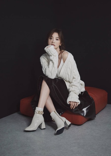 Actor Song Hye-kyo was full of autumn.On the 28th, shoes brand Shucomma Bonnie released a picture with Song Hye-kyo.Song Hye-kyo in the picture of Shucomma Bonnie has finished luxurious and warm styling by Matching bulky neat, leather material, and long dress with 20 winter season Boots.In addition to leather and neat Boots, you can also find colorful sneakers and platform sneakers that Match various materials.Song Hye-kyo in the picture captures his gaze with his eyes and bold pose.Song Hye-kyo is reviewing his next work after TVN drama Boyfriend which last January.iMBC  Photo Schummabony Offers