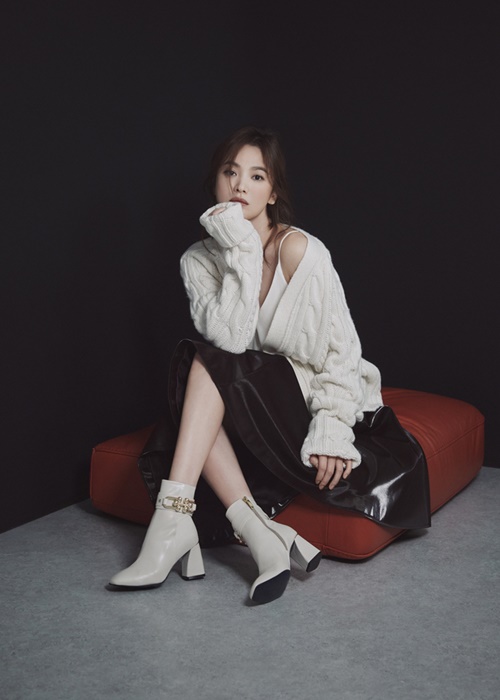 Actor Song Hye-kyo pictorial has been releasedShucomma Bonnie, a contemporary shoe brand developed by Kolon Industries FnC (hereinafter referred to as Kolon FnC), unveiled the Muse Song Hye-kyo pictorial.Song Hye-kyo has finished her luxurious and warm styling by matching bulky knit, leather material and long dress with 20 winter season boots.In addition, the white black cardigan and black skirted pictorials reveal a gentle shoulder line and emphasize alluring charm.In addition, the picture of a pale mustard coat and skirt emphasized the charm of the fall goddess with a slender legs and a long hairstyle.In the white half coat, the smokey makeup and the white skin unique to Song Hye-kyo are harmonized, and the beauty that still peaks is outstanding.