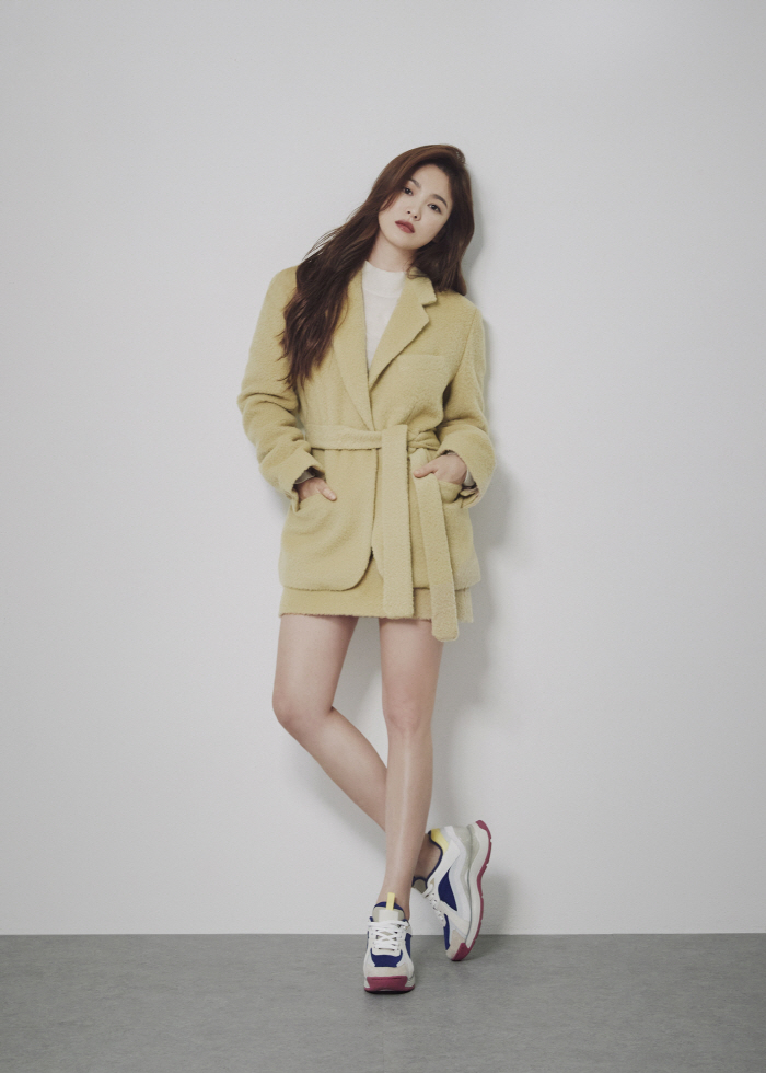 According to Kolon FnC on the 28th, Song Hye-kyo in Shucomma Bonnies pictorials matches bulky knit, leather material, and long dress with 20 winter season boots to complete luxurious and warm styling.In addition to leather and knitted boots, you can also find colorful Snickers and platform Snickers with various materials.This winter season, it will be divided into three categories: Point Boots, Basic Boots and Fashion Snickers.Point Boots is a line that matches the chic look and consists of colorful decorations and unique designs.FRINGE is an angle boots style with a bold Gold chain into Point, with a luxurious combination of heel and gold color chains.Song Hye-kyo gave a clean and intense point by matching bright-blue boots with bulky knitted cardigans and flare skirts.The color is beige and black, and the price is 448,000 won.ZEALOUS is a form of Snickers that wraps around the ankle with midtop knit tissue; the front logo and glossy heels point are attractive and the new mold is used to make the ignition feel good.The price is 378,000 won in one color of black.Fashion Snickers is a line that can be directed not only in training wear but also in The Classic Look.Especially, recently, comfortable clothes such as Corona 19 and one-mile wear are popular, and point items with shoes are gaining popularity.Rave (RAVE) is sporty with colorful outsole and pattern, but it has a new mold with Snickers of English design.The rave can complete a variety of look with a casual jeans, The Classic trench coat, and a Snickers color that goes well with the price of 298,000 won in three colors.Basic Boots is a line that can be styled according to the coordination. It is a simple design and is a daily item that is more utilized.LUXE is a modern yet unique angleBoots, with a basic design and chunky pentagons.Song Hye-kyo in the picture unified the minimal dress with black, emphasizing the feminine mood. The color is beige and black color, and the price is 428,000 won.Lisbon2 (LISBON) has been loved since the launch of Lisbon1 last winter, and the second item has been upgraded and upgraded chicly by applying new heel as well as design.The knitted ankle boots are tight from the instep to the ankle, making it comfortable to wear. The price is 298,000 won for two colors, black and brown.