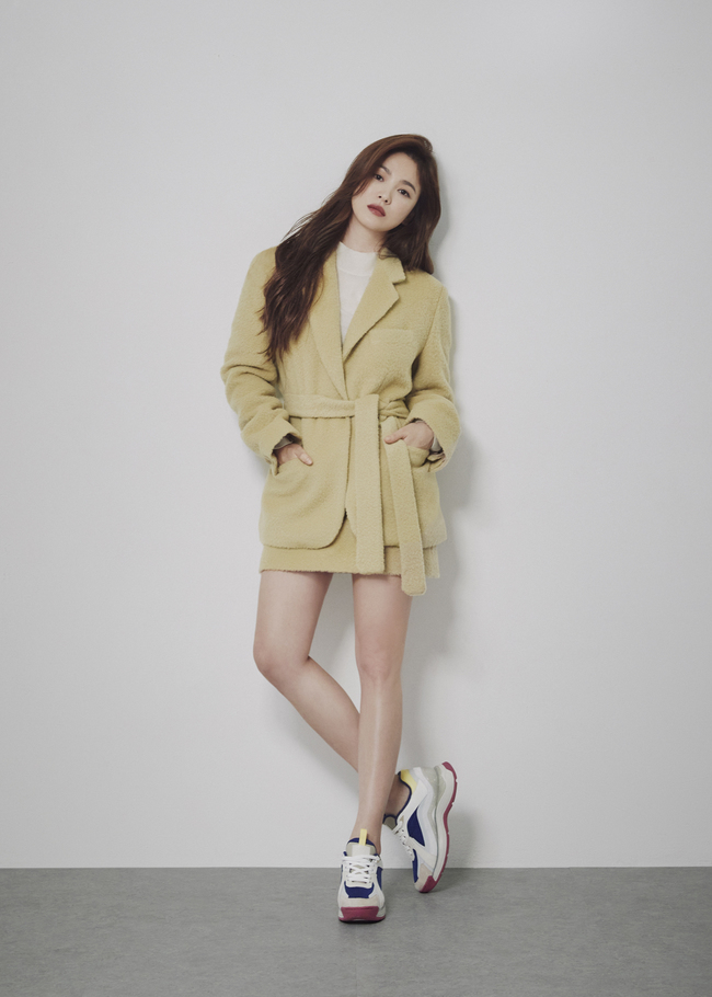 A picture of Song Hye-kyo was released.The contemporary shoes brand Shucommaboni, developed by the Kolon Industries FnC division (hereinafter referred to as Kolon FnC), proposed a unique and sensual winter look of the Shucommaboni winter shoes through the Muse Song Hye-kyo pictorial.Song Hye-kyo in the picture of Shucomma Bonnie has finished luxurious and warm styling by matching bulky neat, leather material, and long dress with 20 winter season boots.