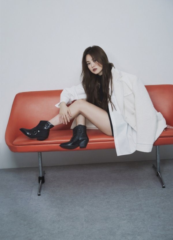 The picture of Actor Song Hye-kyo has been released.A shoe brand unveiled a picture of Muse Song Hye-kyo on the 28th and proposed a sensual winter look.Song Hye-kyo in the picture Matches bulky neat, leather material, and long dress with 20 winter season Boots to complete luxurious and warm styling.In addition to leather and neat Boots, you can also find colorful Snickers and platform Snickers that Match various materials.Song Hye-kyo, who has been reviewing his next film for nearly two years since the TVN drama Boyfriend in January last year, is taking a break after divorcing Song Jung-ki in June of that year, and is working on a schedule of filming commercials.Recently, the reuniting with Hyun Bin, who was a lover in the past, was raised in China, but both companies strongly denied that it was unfounded and unworthy of response.