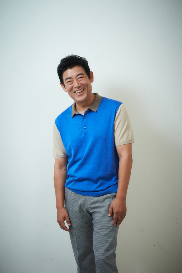 Actor Sung Dong-il has revealed his secret to maintaining friendship with his entertainment juniors.Sung Dong-il met at a cafe in Samcheong-dong, Seoul on the 28th and talked about the movie Security (director Kang Dae-gyu and production JK Film).On that day, Sung Dong-il described the reason for the teamwork of Security as a drinking place; in fact, the behind-the-scenes story that the Security team had more drinking places than the shooting time was reported.In addition, Sung Dong-il is an entertainment crab presidential election that has maintained a strong friendship with Park Bo-gum, BTS V, Jo In-sung.He said of the field, the colorful connections that are ageless, There is a room with a small refrigerator at home and a liquor room, actors and staff come and eat in this room.V, its the room the Bogum played in, and some friends sleep in bed, he explained.The room was subjected to a morning exercise. What is the secret of such a respected senior? Sung Dong-il said, The reason is simple.They dont want to teach life. They have more to go than I do. They listen to things, praise them, and buy them delicious.That is the most important thing in human relations. I do not have to drink alcohol, but I do not have to drink alcohol. Park Bo-gum and Tae-hyung can not drink alcohol.There are a lot of people who come to play without alcohol. My wife recognizes it as the only sport I do. On the other hand, Security starring Sung Dong-il depicted the story of Ushijima the Loan Shark vendor and his junior juniors who went to receive the money they had paid,In the play, Sung Dong-il plays the role of two young Ushijima the Loan Shark vendors who are first rough but warm in heart, and presents a lovely 9-year-old Seung-yi (Park So-yi), a well-grown adult Seung-yi (Ha Ji-won) and a family-like chemi.Security, starring Sung Dong-il, will be released on Wednesday.