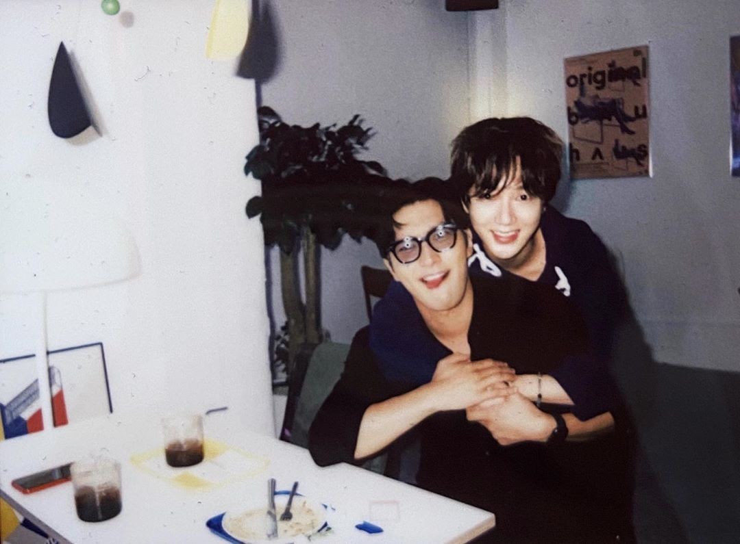 Super Junior Yesung and Choi Siwon emanate boyhoodOn the 28th, Yesung posted a picture on his Instagram with an article entitled Yes.Inside the picture is a picture of a cool man who finished a simple meal and a familiar hug behind him.Choi Siwon showed off her playful figure with her tongue out; Yesung caught the eye with a clear smile, sporting a visual that was nothing different from her debut.Meanwhile, Yesung will compete with Ryeo Wook and Kyu Hyun in Suzhou Returns 4 in the second game of Mr. Simple Trot.Choi Siwon is appearing on MBC Everlon Yot Expedition, which broadcasts every Monday.