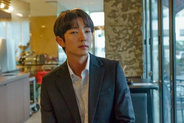 Actor Lee Joon-gi said, It was a good acting sum that filled each other about the breathing with Actor Moon Chae-won who appeared together in the TVN drama Flower of Evil.The Flower of Evil is a story about a man who even played love, including Baek Hee-Seong (Lee Joon-gi) and his wife, Cha Ji-won, facing the truth that he wants to ignore.Lee Joon-gi hides the past of Do Hyun-soo, the son of Miller, and changes his identity. He played the role of Seong.He is a family husband and a friendly father, but he has a secret that he can not tell others. Lee Joon-gi has delicately portrayed the changing characters Feeling every minute and energized him.From the affectionate romance with Moon Chae-won to the radical action of life and death, Lee Joon-gi has improved the perfection of the drama with the irreplaceable acting ability.I used to meet with Moon Chae-won a few times before appearing in Flower of Evil and talk about his work or life before he appeared in Flower of Evil, he said. When Moon Chae-won was worried about appearing in Flower of Evil, he told me that he was a character who could make his brother attractive enough. There was, he explained.TVN Flower of Evil, Lee Joon-gi, metal crafter Baek Hee-seong on the 23rd, Moon Chae-won, delicate and concentration high ...