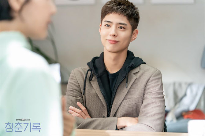 There is Park Bo-gum in TVN Record of Youth and Lee Do-hyun in JTBC 18 Again.Two young actors, a junior and junior youth star, are leading the moonlight with solid acting power and melodramatic eyes.In particular, Park Bo-gums acting ability is outstanding.Park Bo-gum is drawing a resolution that is different from the mild and good charm shown by tvN Respond, 1988, KBS2 Gurmigreen Moonlight Lee Young and tvN Boyfriend Kim Jin Hyuk.It is warm, warm, but practical, and shows the Acting spectrum by realistically expressing Sa Hye-joon, who draws like a knife when drawing a line.It shows the youth in reality, not fantasy, and increases the immersion of the drama.If there is Park Bo-gum in Record of Youth, 18 Again has Lee Do-hyun.18 Again is a drama about her husband, who returned to Leeds 18 years ago just before divorce. Lee Do-hyun plays Hongdae Young 18 years ago.18 years ago, and 18 years later, he returned to his past face. He is delicately drawing the changes of the two Hongdae Youngs and raising the perfection of the drama.Lee Do-hyun, who depicts Hongdae Young, who was 18 years old, 18 years ago, is thrilled with manners and actions such as drama and novel, as well as warm appearance.Like the main character in the teen drama.However, Lee Do-hyun, who expresses Hongdae Young, who became Uncle after 18 years and returned to his face 18 years ago, is different.After returning to his face 18 years ago, Hongdae Young, who lives under the name of Goo Young to hide his identity. It is the same face as 18 years ago, but his tone and behavior are distinctly different.It expresses the unique jazzy in detail expressing the gait differently.There is also romance. Goo, who returned to her appearance 18 years ago but still shows her affection for her wife, Jung Da-jung, is causing excitement.In addition, Lee Do-hyun, who is deeply impressed by the way he is a friend of his twin children and protects them, is increasing his immersion in 18 Again.Park Bo-gum, which is also the center of the Record of Youth, proves the name Park Bo-gum.Lee Do-hyun, who is the first star, but who is a two-person one-person role, and who is a character who crosses the past and present, is excellently drawn and enhances the perfection of the drama.The performance of the young and junior youth star is filling the house theater.