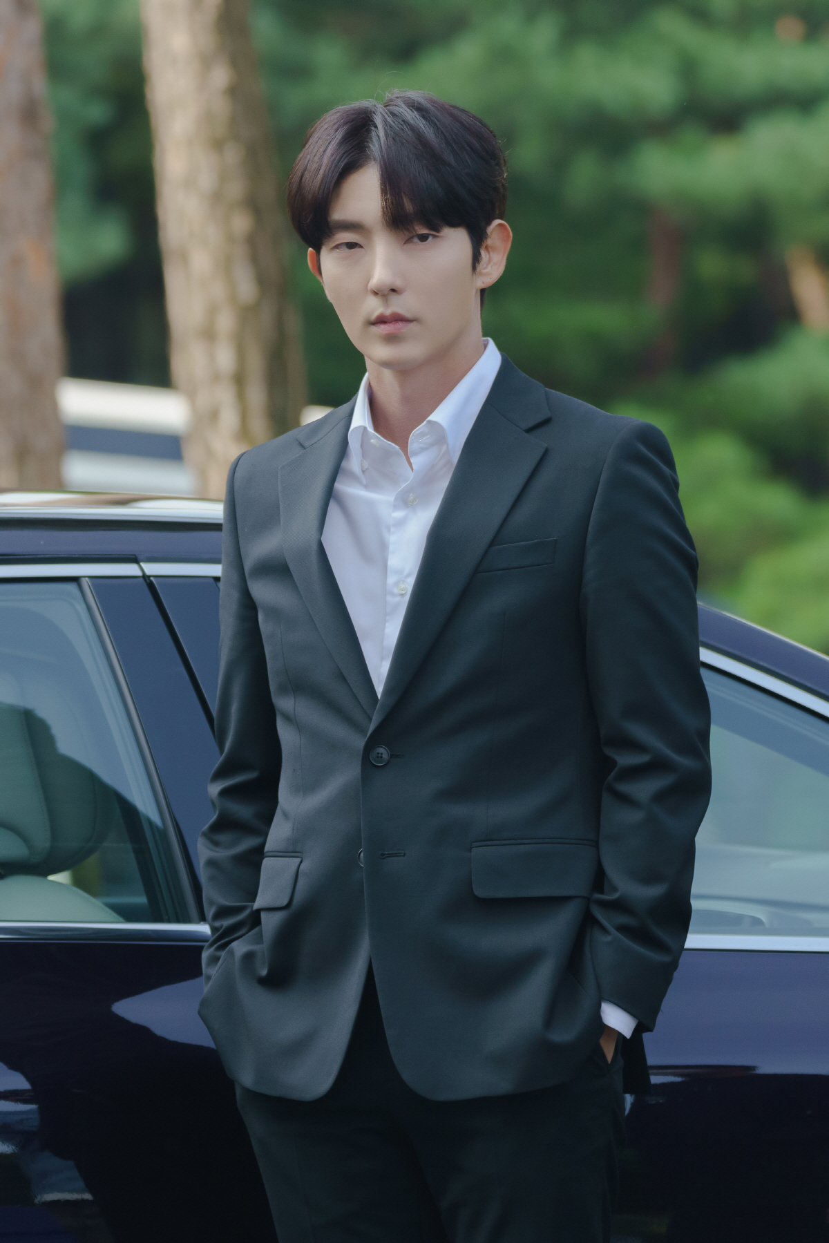 Actor Lee Joon-gi, 39, re-emerged his desire for melo-acting with Moon Chae-won.Lee Joon-gis first life film, which first entered the entertainment industry as an advertising model for the clothing brand in 2001, is Lee Joon-gis film The Kings Man (2005), which is so famous that it is unconcerned.Lee Joon-gi, who was cast as a clown in the 1000 to 1 competition, also hit a home run with My Girl, a drama that was broadcast at the same time, and became popular as a beautiful man than a woman.Lee Joon-gi, who has been on the path of Top Star since then, received attention as a film Gorgeous Holiday in 2007 and applauded viewers for leaving a masterpiece of the noir drama Dog and Wolf Time.Since then, he has also shown Iljimae (2008), Arang Satojeon (2012), Towix (2013), Chosun Gunman (2014), Sunbee Walking Through the Night (2015), Lovers of the Moon - Bobo Senseirye (2016), Criminal Mind (2017), and Unlawful Lawyer (2018).The TVN drama The Flower of Evil (played by Yoo Jung-hee and directed by Kim Chul-gyu) on the 23rd is another life work by Lee Joon-gi, which connects The Kings Man and The Time of Dogs and Wolves.Flower of Evil is a man who even Acted Love and a wife who started to doubt his reality.Lee Joon-gi showed the emotional act that met the water by Acting the man who lived the life of Baek Hee-sung in the drama Flower of Evil which is a drama of the high-density emotional tracing of two people facing the truth that I want to ignore.In particular, Flower of Evil was praised as Yongdu Yongmi Drama as a perfect finish until the end, and after starting with the early 3% audience rating, it rose vertically to 5.7% (Nilson Korea, nationwide standard for paid households).Lee Joon-gi conducted End Interview on the 28th and in writing.Lee Joon-gi and Moon Chae-won made The Slap about three years after the TVN Criminal Mind, which was broadcast in 2017.Their Slap would have been somewhat burdensome at the time because Criminal Mind did not perform well at the time. Lee Joon-gi thought of The Slap with Moon Chae-won and said, When I first read the script of Flower of Evil, the idea was This work is not something I can handle now.He constantly asked himself whether the current Actor Lee Joon-gi is right to capture a husband who loves his daughter, a husband who only looks at his wife, and a sad and brutal past hidden behind all of them.I had so many troubles, such as Can I persuade the public and Will the color of Actor Lee Joon-gi be strongly buried and collapse the overall balance until I chose the work. Fortunately, I had about two weeks of time, and I continued to read the script and draw pictures in my head.Then I suddenly thought, Is not all this the same thing as the fate that came to me now?It seems that I have a desire to make this work a turning point in Actor life.Before we went to work with Moon Chae-won, we seemed to have made the decision to appear in the work by sharing stories such as If we make this work well, we can draw a new genre called Suspense Melor as our own unique and unique feeling.Lee Joon-gi is familiar with the wishes of viewers who are sorry for their melodrama with Moon Chae-won; he says, The power of the melodrama that Mr. Moon Chae-won has is different.There are times when I am really lovely, but I am sad and sad.So, I was expecting the amount of Acting to be drawn together, and I had an Acting desire to try Chae Won and melodrama from before.Thankfully, I was able to make a melody together through this work, but I am sorry that I would have taken more small and happy daily life like when I was in love.But the melodrama that we made together was so satisfying, I think it was an Acting sum that filled each other, he said.Lee Joon-gi also talked about Moon Chae-won, saying, In the case of Moon Chae-won Actor, I met a few times before I was worried about the work of Flower of Evil and talked about my life.Even when I had a lot of trouble before deciding Flower of Evil, I was able to get confidence because Chae Won told me that My brother is a character who can make it attractive enough.Actor Moon Chae-won in the field is delicate and highly focused, and is an Actor who worries until he can interpret his feelings.So when I was aligning the Acting, I was more stimulated and helped by the emotional part, and because I had a car support, I could feel the feelings of Do Hyun-soo more desperately.It was probably hard to express the feelings of the car support in this work because it is an actor who makes the immersion of the drama well.I had a lot of hardships, and I have to buy something delicious next time and restore my energy. Seo Hyun-woo said, I was hearing rumors that I was enthusiastic about Acting.I remember waiting for my first meeting with half-anxiety because I thought that people around me should be nervous before the start.But when I actually met, I was so good, and I was a friend who was sincere and above all as an actor.In addition, the part where I enjoy the scene is similar to me, so I was able to create a variety of scenes by sharing many opinions when shooting.Especially, it was a friend who helped me to make Do Hyun-soos character in the early days, and I was so grateful that I became a good colleague to meet with other works often.And I am an actor who likes me more because I am in charge of the actors. Jang Hee-jin, who appeared as his sister Do Hae-su, is also a grateful person to Lee Joon-gi.Lee Joon-gi said, I am a second artist, who has a very bright energy. He is very careful about the people around him.Actor is a deep and focused actor who draws as an actor. When I heard that he was personally involved in this work, he was very relieved.In the field, I play with me well and play fun, but when I play, I concentrate quickly and show new emotional details.Every time I did that, I admired the aerodynamics of the actor Jang Hee-jin and called it Jang Pro.It is a friend who made the scene more enjoyable as a good brother and colleague. Director Kim Chul-gyu and writer Yoo Jung-hee also created the Flower of Evil. Lee Joon-gi said, The director is the most grateful person in this work.He always presented a milestone on a long journey to write a character named Do Hyun-soo who believes in me and lives the life of Baek Hee-sung.It was a lot of help when I was Acting because I came with a lot of troubles made before coming to the shooting.I was able to rely on the director and concentrate on the work without any doubt. I think that these sincere and good staffs were together because they have a gentle and warm character.I think that the bishops strength was great in being able to complete the work without fail. If you make a few works and make a proposal, I want to continue working with the bishop. Lee Joon-gi also said, I met with him from the preparation period for the drama shooting and talked about various stories.It was very helpful to build a character because he was very enthusiastic about explaining the double line of each god or the feeling of the feeling.I felt a great affection for the work from the artist, so I wanted to repay it with a really good act.I sincerely thank the artist who trusted me entirely and allowed me to live a character called Do Hyun-soo.On the last day of shooting, he said, Thank you for drawing Do Hyun-soo so perfectly. I said, No, thank you for letting me live with Do Hyun-soo.Thats when my heart got hot, he said.Maybe it was called Yongdu Yongmi drama. After the drama end, actors have kept the long-term work of the work.Lee Joon-gi said, I watched the drama and talked about its very difficult.In fact, if you wanted to make it easy, you could somehow fill it with your know-how, but the flower of evil was not such a poor work.So, before entering the work, the actors met each other and talked about the character they thought and continued to share their appreciation of the work.And the most talked about after the shooting started was that the more you read, the more you think, the more you take, the more new emotions you continue to get and how you should convey the meaning.It is a work that all actors really had a lot of trouble expressing their own character.Even after the work is over, our chat room is saying, We have done this difficult work well, right? And I am so glad. Lee Joon-gi reviews his next film after finishing Flower of Evil