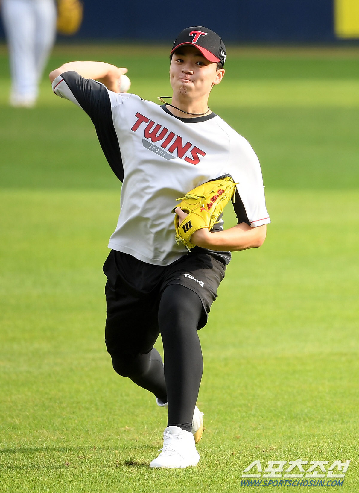 LG Twins rookie Lee Min-ho has been sweating for a new ball polish.Lee Min-ho, who was on the ground before the game between Lotte and LG at Jamsil-dong Stadium on the 29th, trained with a catch ball with Jeong Chan-Heon.Lee Min-ho was able to learn the feeling by throwing a new phrase he learned from Jeong Chan-Heon, and Choi Il-un, a pitcher coach who watched it, also gave feedback by watching Lee Min-hos pitch.