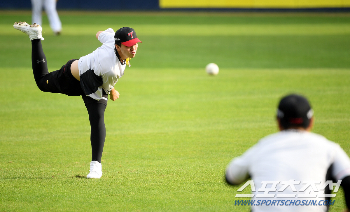 LG Twins rookie Lee Min-ho has been sweating for a new ball polish.Lee Min-ho, who was on the ground before the game between Lotte and LG at Jamsil-dong Stadium on the 29th, trained with a catch ball with Jeong Chan-Heon.Lee Min-ho was able to learn the feeling by throwing a new phrase he learned from Jeong Chan-Heon, and Choi Il-un, a pitcher coach who watched it, also gave feedback by watching Lee Min-hos pitch.