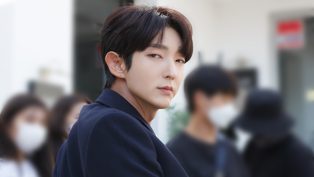 Lee Joon-gi also came out with a favorable review.Actor Lee Joon-gi once again proved the wide Acting spectrum by playing the role of Baek Hee-sung, who was living in the end TVN Flower of Evil on the 23rd, hiding the identity of Do Hyun-soo and washing his identity.He made a tightrope between Mello and Suspense with his wife, Cha Ji-won, who doubted his reality, and showed bromance with unexpected cooperation and Tikitaka with Kim Moo-jin (Seo Hyun-woo).He was evaluated as having succeeded in showing three-dimensional and colorful appearance in a single work through Flower of Evil.Star had a written interview with Lee Joon-gi, who successfully completed his return to the drama for two years, and shared various stories about the drama.After the end, I go to the interview, so I feel the nostalgia for all things again, and the feeling is more crossed.I am lonely and thankful for many things. He had to act two characters in the play, Baek Hee Sung and Do Hyun Soo.In particular, Lee Joon-gis double act of Do Hyun-soo who plays Baek Hee-sung attracted attention.Lee Joon-gi in the complexly intertwined Feeling line has not lost his own center.If there is a part that I have especially cared about, I have been rehearsing the past scenes through rehearsals and wondered what Feeling flow and high and low will be convincing with Actors.Personally, thanks to Moon Chae-won, I think I could draw more diverse reactions.And without the efforts of the actors who made a wonderful ensemble, the explosive power of Feeling in the second half would not have gained synergy. Lee Joon-gi said, If you try to recall it many times, it will be a shame, but the ending of the present is quite satisfactory. The ending that the new life of Do Hyun-soo is started and accepted seemed to be the process of falling the sickest petals of life and blooming beautiful peaks again.I think it was a good ending, he added.He said: I made up the Characters by sharing these and other ideas with Mr. Moon Chae-won.Chae Won is a very delicate actor with great power in concentrating on Feeling, so he filled a lot of things I could miss.Thanks to that, at the end, I was heartbroken even if I thought of the car support. In fact, Moon Chae-won and couple Acting have become a lot of talk.Actor Moon Chae-won in the field is delicate and highly focused, and is an actor who is worried until he can interpret the Feeling.So when I was working together with each other, I was more stimulated and helped in the Feeling part. Meanwhile, Lee Joon-gi is reviewing his next work after the Flower of Evil End.