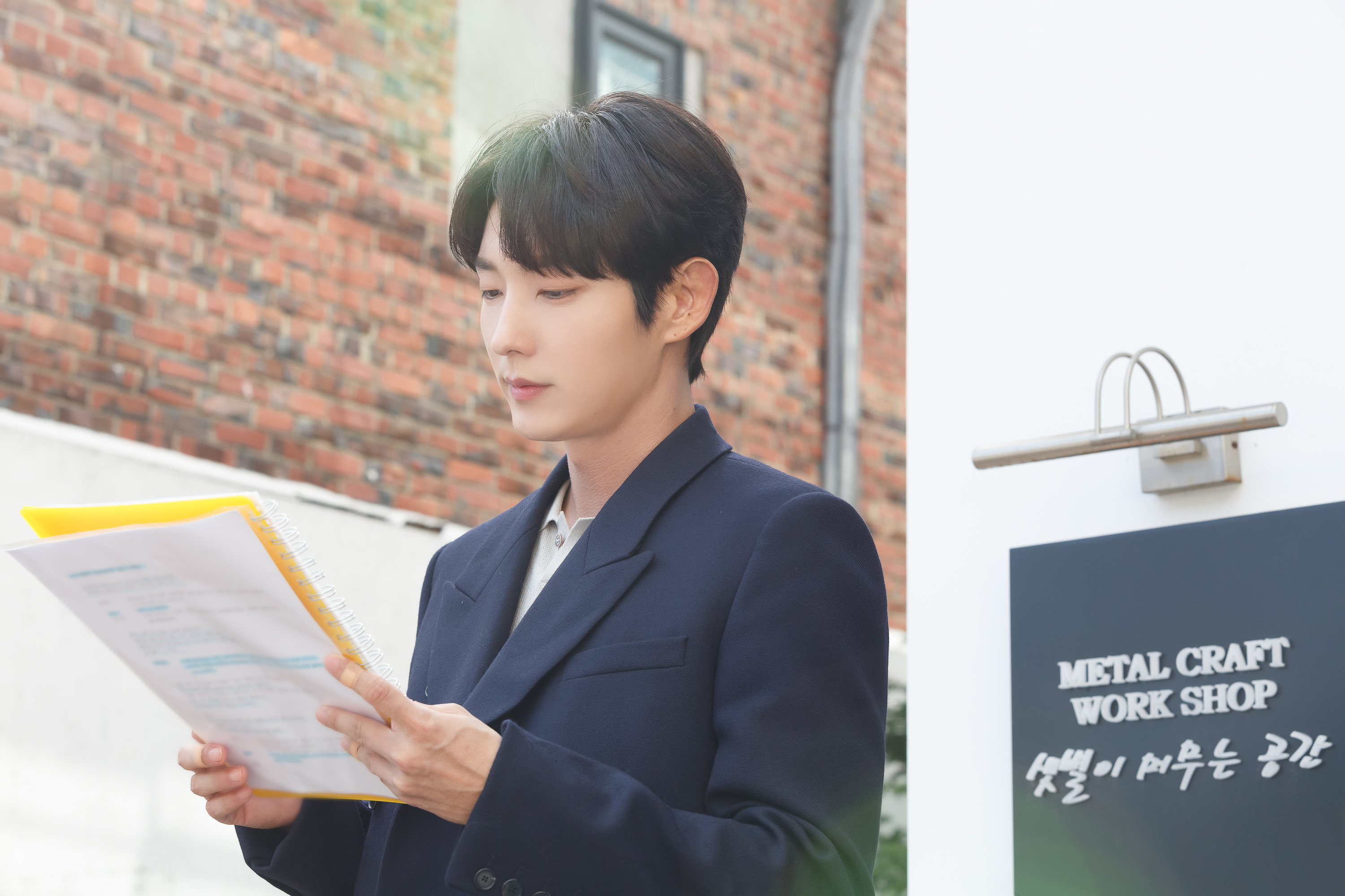 Lee Joon-gi also came out with a favorable review.Actor Lee Joon-gi once again proved the wide Acting spectrum by playing the role of Baek Hee-sung, who was living in the end TVN Flower of Evil on the 23rd, hiding the identity of Do Hyun-soo and washing his identity.He made a tightrope between Mello and Suspense with his wife, Cha Ji-won, who doubted his reality, and showed bromance with unexpected cooperation and Tikitaka with Kim Moo-jin (Seo Hyun-woo).He was evaluated as having succeeded in showing three-dimensional and colorful appearance in a single work through Flower of Evil.Star had a written interview with Lee Joon-gi, who successfully completed his return to the drama for two years, and shared various stories about the drama.After the end, I go to the interview, so I feel the nostalgia for all things again, and the feeling is more crossed.I am lonely and thankful for many things. He had to act two characters in the play, Baek Hee Sung and Do Hyun Soo.In particular, Lee Joon-gis double act of Do Hyun-soo who plays Baek Hee-sung attracted attention.Lee Joon-gi in the complexly intertwined Feeling line has not lost his own center.If there is a part that I have especially cared about, I have been rehearsing the past scenes through rehearsals and wondered what Feeling flow and high and low will be convincing with Actors.Personally, thanks to Moon Chae-won, I think I could draw more diverse reactions.And without the efforts of the actors who made a wonderful ensemble, the explosive power of Feeling in the second half would not have gained synergy. Lee Joon-gi said, If you try to recall it many times, it will be a shame, but the ending of the present is quite satisfactory. The ending that the new life of Do Hyun-soo is started and accepted seemed to be the process of falling the sickest petals of life and blooming beautiful peaks again.I think it was a good ending, he added.He said: I made up the Characters by sharing these and other ideas with Mr. Moon Chae-won.Chae Won is a very delicate actor with great power in concentrating on Feeling, so he filled a lot of things I could miss.Thanks to that, at the end, I was heartbroken even if I thought of the car support. In fact, Moon Chae-won and couple Acting have become a lot of talk.Actor Moon Chae-won in the field is delicate and highly focused, and is an actor who is worried until he can interpret the Feeling.So when I was working together with each other, I was more stimulated and helped in the Feeling part. Meanwhile, Lee Joon-gi is reviewing his next work after the Flower of Evil End.