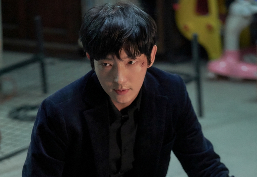 Lee Joon-gi also came out with a favorable review.Actor Lee Joon-gi once again proved the wide Acting spectrum by playing the role of Baek Hee-sung, who was living in the end TVN Flower of Evil on the 23rd, hiding the identity of Do Hyun-soo and washing his identity.He made a tightrope between Mello and Suspense with his wife, Cha Ji-won, who doubted his reality, and showed bromance with unexpected cooperation and Tikitaka with Kim Moo-jin (Seo Hyun-woo).He was evaluated as having succeeded in showing three-dimensional and colorful appearance in a single work through Flower of Evil.Star had a written interview with Lee Joon-gi, who successfully completed his return to the drama for two years, and shared various stories about the drama.After the end, I go to the interview, so I feel the nostalgia for all things again, and the feeling is more crossed.I am lonely and thankful for many things. He had to act two characters in the play, Baek Hee Sung and Do Hyun Soo.In particular, Lee Joon-gis double act of Do Hyun-soo who plays Baek Hee-sung attracted attention.Lee Joon-gi in the complexly intertwined Feeling line has not lost his own center.If there is a part that I have especially cared about, I have been rehearsing the past scenes through rehearsals and wondered what Feeling flow and high and low will be convincing with Actors.Personally, thanks to Moon Chae-won, I think I could draw more diverse reactions.And without the efforts of the actors who made a wonderful ensemble, the explosive power of Feeling in the second half would not have gained synergy. Lee Joon-gi said, If you try to recall it many times, it will be a shame, but the ending of the present is quite satisfactory. The ending that the new life of Do Hyun-soo is started and accepted seemed to be the process of falling the sickest petals of life and blooming beautiful peaks again.I think it was a good ending, he added.He said: I made up the Characters by sharing these and other ideas with Mr. Moon Chae-won.Chae Won is a very delicate actor with great power in concentrating on Feeling, so he filled a lot of things I could miss.Thanks to that, at the end, I was heartbroken even if I thought of the car support. In fact, Moon Chae-won and couple Acting have become a lot of talk.Actor Moon Chae-won in the field is delicate and highly focused, and is an actor who is worried until he can interpret the Feeling.So when I was working together with each other, I was more stimulated and helped in the Feeling part. Meanwhile, Lee Joon-gi is reviewing his next work after the Flower of Evil End.