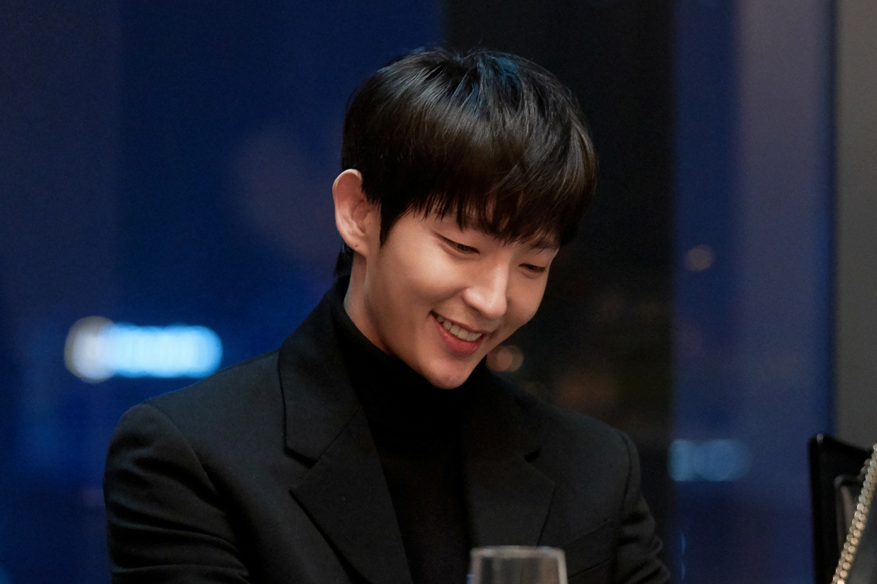 Lee Joon-gi also came out with a favorable review.Actor Lee Joon-gi once again proved the wide Acting spectrum by playing the role of Baek Hee-sung, who was living in the end TVN Flower of Evil on the 23rd, hiding the identity of Do Hyun-soo and washing his identity.He made a tightrope between Mello and Suspense with his wife, Cha Ji-won, who doubted his reality, and showed bromance with unexpected cooperation and Tikitaka with Kim Moo-jin (Seo Hyun-woo).He was evaluated as having succeeded in showing three-dimensional and colorful appearance in a single work through Flower of Evil.Star had a written interview with Lee Joon-gi, who successfully completed his return to the drama for two years, and shared various stories about the drama.After the end, I go to the interview, so I feel the nostalgia for all things again, and the feeling is more crossed.I am lonely and thankful for many things. He had to act two characters in the play, Baek Hee Sung and Do Hyun Soo.In particular, Lee Joon-gis double act of Do Hyun-soo who plays Baek Hee-sung attracted attention.Lee Joon-gi in the complexly intertwined Feeling line has not lost his own center.If there is a part that I have especially cared about, I have been rehearsing the past scenes through rehearsals and wondered what Feeling flow and high and low will be convincing with Actors.Personally, thanks to Moon Chae-won, I think I could draw more diverse reactions.And without the efforts of the actors who made a wonderful ensemble, the explosive power of Feeling in the second half would not have gained synergy. Lee Joon-gi said, If you try to recall it many times, it will be a shame, but the ending of the present is quite satisfactory. The ending that the new life of Do Hyun-soo is started and accepted seemed to be the process of falling the sickest petals of life and blooming beautiful peaks again.I think it was a good ending, he added.He said: I made up the Characters by sharing these and other ideas with Mr. Moon Chae-won.Chae Won is a very delicate actor with great power in concentrating on Feeling, so he filled a lot of things I could miss.Thanks to that, at the end, I was heartbroken even if I thought of the car support. In fact, Moon Chae-won and couple Acting have become a lot of talk.Actor Moon Chae-won in the field is delicate and highly focused, and is an actor who is worried until he can interpret the Feeling.So when I was working together with each other, I was more stimulated and helped in the Feeling part. Meanwhile, Lee Joon-gi is reviewing his next work after the Flower of Evil End.