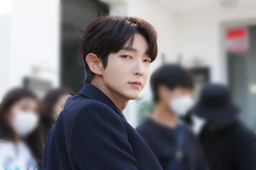 Lee Joon-gi, who made his debut in 2001, met his life film The Kings Man while he was building filmography with many works.Through the Kings Man, he rose to stardom and caused a pretty man syndrome.Since then, he has appeared in dramas such as Time of Dogs and Wolves, Iljimae, Towix, Chosun Gunman, Moon Lovers - Bobo Sensei, Undefeated Lawyer, Movies First Eye, Sicily Sunshine, Fly Daddy, and Gorgeous Vacation.Recently, he was greatly loved through TVN drama Flower of Evil.Actor Lee Joon-gi, who believes and sees, told a candid story with his testimony after finishing his work.In the case of God practicing facial expressions while watching the mirror, there was a movie called Joker, which is famous for similar expressions.So I was worried about going to other Feelings, and I thought about Feelings of AI, which keeps the body for some purpose every day.I think theres some fine Feelings, but at the same time, Im a god whos prepared a lot to feel the innocence of AI that wants to know how people feel.Do Hyun-soos first impression was that he was sad, that he grew up in a disadvantaged family environment and had a lot of mental pain in his relationship with his father.Friend needed love in the end, and everyone around him looked at him with prejudice and it seemed that the situations made Hyun Su want to escape reality.In the end, Do Hyun-soo abandoned everything for his sister, who was the only one to look at him with love, but again he was betrayed and hurt by people.For such a Hyun-soo, life as Baek Hee-sung was probably the sweetest suggestion. Hope to live a new life like a person.Since then, all the processes that have the existences that I want to meet and be born and protect for the first time have stimulated my imagination.The detail Feelingss of Do Hyun-soo and the excitement from various relationships became a considerable stimulus as an actor.In addition, I felt great fun to worry about the breathtaking tightrope life of Do Hyun-soo, who lives in the washing of his identity, and various situational interpretations that can be shown in it.Of course, it was quite stressful, Hahaha.Q. Moon Chae-won, Seo Hyeon-woo, Kim Ji-hoon, and Jang Hee-jin were all great actors.What was the breathing with my cute daughter, Jeong Seo-yeon?In the case of Moon Chae-won Actor, I actually met a few times before I was worried about the work of Flower of Evil and shared my life stories.Even when I had a lot of trouble before deciding Flower of Evil, I was able to get confidence by telling the story that Chae Won is a character that can make my brother attractive enough.Actor Moon Chae-won in the field is delicate and has a lot of concentration and is an actor who worries until he can interpret his Feelingss.So when we were working together, I was more stimulated and helped by the emotional part, and I was able to feel more desperate about Do Hyun-soos Feelingss because there was a car support.It was probably very hard to express the Feelingss of the car support in this work because it is an actor who makes the immersion of the drama very well. I had a lot of hardships and I have to buy something delicious next time and give it a recovery. Ive been in the last seven or eight years since Ji-hoon knew him, but this is the first time Ive ever been in Acting, and Ive been expecting it too.Ive almost met him in other works before, and this time we ended up together, and they were amazed at each other, Is it our fate to meet?Ji-hoons brother must have been very hard in this work, because he was a dramatic tension in the middle and late, so I had to wait for a long time to shoot.After the release of his identity, he felt like he was also grinding a knife. I think he had a lot of good stimuli.It was so nice and fun to shoot, so I really enjoyed it when I was working together.Even the work style that analyzes and worries God is well suited, so I have been thirsty for almost an hour sharing ideas on the phone.Personally, I have shown you a really good Acting, so I hope you will be able to shine in a better work in the future.Thank you so much for doing your best together.Eunha is tearful just to think about it, and she actually cried all night the night before her last shoot with Eunha, and she must have been really immersed in her work.Seo-yeon was not away for a moment because she wanted to relax and get close from the first meeting, so she was depressed in the shooting week where Seo-yeon did not often appear.I think shes really sweet. Shes a really nice, snowy kid. I said that Id tear when I thought of Father, but I was so grateful, proud and heartbroken.I am very sick of Acting because I am a greedy child. I am really upset if I do not have the Acting I prepared until the day before.As you may have felt, its a friend whos looking forward to it because hes shown a really good act, and hes going to shine in better works in the future.Id like to thank Father for his beautiful daughter, and Im going to be so grateful to him.From the beginning, Do Hyun-soo had to look like a mysterious person who was hiding his face.So I talked a lot with the bishop, and I think that Seo Hyeon-woo Actor and Do Hyun-soo were worried about the reactions that could look cooler.I thought I should have made it harder because I was sorry for him sooner than I thought. Hahaha.Of course, Do Hyun-soo was a person who lacked emotional empathy, but unlike other apathy characters, he was a friend with innocence.So, I met Do Hyun-soo, who was loved by the person who was supporting, and I thought that Eunha was born and I would have learned new emotions without knowing it.Suspensions brain has already turned into a structure that can feel those things, but crucially, it recognizes change itself through intense stimulation of losing precious beings.Its like that three-dimensional figure is the difference that only Hyun-soo has, so Ive detailed and calculated the timing and situational details of Feelings emotions.They brought together to make Suspension look more stereoscopic.Q. How many people are satisfied with the successful return of the first two years, and the audience rating is slightly lower than the topic, but it is not too bad.All of the staff, including the director, had a strong belief in the work, so the scene was always passionate, regardless of the ratings.Of course, even though the age of being evaluated by figures has passed, the audience rating is not as good as I thought.But I did my best because I knew that too many people loved me online and offline and that I was becoming a life drama.It was possible that all the staff and actors were able to do their best in their respective positions in accordance with the flow of good play that the audience rating was able to rise by word of mouth.The impression of the work was conveyed to the viewers, and I was able to persuade them. I really appreciate everyone.I was worried about being back in a long time, but I was so satisfied and grateful to many people for such worries. Im so famous for having a lot of energy and a lot of tension, so I actually come in and get recommendations from a lot of places.But I was nervous when I went out with the actual entertainment, and I worked too hard. Hahaha. I was careful that you would be burdened.I dont have much desire for the entertainment program yet, but if I get a chance to get to know it naturally, I think itll be fun.