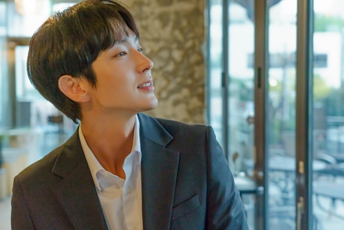 Lee Joon-gi, who made his debut in 2001, met his life film The Kings Man while he was building filmography with many works.Through the Kings Man, he rose to stardom and caused a pretty man syndrome.Since then, he has appeared in dramas such as Time of Dogs and Wolves, Iljimae, Towix, Chosun Gunman, Moon Lovers - Bobo Sensei, Undefeated Lawyer, Movies First Eye, Sicily Sunshine, Fly Daddy, and Gorgeous Vacation.Recently, he was greatly loved through TVN drama Flower of Evil.Actor Lee Joon-gi, who believes and sees, told a candid story with his testimony after finishing his work.In the case of God practicing facial expressions while watching the mirror, there was a movie called Joker, which is famous for similar expressions.So I was worried about going to other Feelings, and I thought about Feelings of AI, which keeps the body for some purpose every day.I think theres some fine Feelings, but at the same time, Im a god whos prepared a lot to feel the innocence of AI that wants to know how people feel.Do Hyun-soos first impression was that he was sad, that he grew up in a disadvantaged family environment and had a lot of mental pain in his relationship with his father.Friend needed love in the end, and everyone around him looked at him with prejudice and it seemed that the situations made Hyun Su want to escape reality.In the end, Do Hyun-soo abandoned everything for his sister, who was the only one to look at him with love, but again he was betrayed and hurt by people.For such a Hyun-soo, life as Baek Hee-sung was probably the sweetest suggestion. Hope to live a new life like a person.Since then, all the processes that have the existences that I want to meet and be born and protect for the first time have stimulated my imagination.The detail Feelingss of Do Hyun-soo and the excitement from various relationships became a considerable stimulus as an actor.In addition, I felt great fun to worry about the breathtaking tightrope life of Do Hyun-soo, who lives in the washing of his identity, and various situational interpretations that can be shown in it.Of course, it was quite stressful, Hahaha.Q. Moon Chae-won, Seo Hyeon-woo, Kim Ji-hoon, and Jang Hee-jin were all great actors.What was the breathing with my cute daughter, Jeong Seo-yeon?In the case of Moon Chae-won Actor, I actually met a few times before I was worried about the work of Flower of Evil and shared my life stories.Even when I had a lot of trouble before deciding Flower of Evil, I was able to get confidence by telling the story that Chae Won is a character that can make my brother attractive enough.Actor Moon Chae-won in the field is delicate and has a lot of concentration and is an actor who worries until he can interpret his Feelingss.So when we were working together, I was more stimulated and helped by the emotional part, and I was able to feel more desperate about Do Hyun-soos Feelingss because there was a car support.It was probably very hard to express the Feelingss of the car support in this work because it is an actor who makes the immersion of the drama very well. I had a lot of hardships and I have to buy something delicious next time and give it a recovery. Ive been in the last seven or eight years since Ji-hoon knew him, but this is the first time Ive ever been in Acting, and Ive been expecting it too.Ive almost met him in other works before, and this time we ended up together, and they were amazed at each other, Is it our fate to meet?Ji-hoons brother must have been very hard in this work, because he was a dramatic tension in the middle and late, so I had to wait for a long time to shoot.After the release of his identity, he felt like he was also grinding a knife. I think he had a lot of good stimuli.It was so nice and fun to shoot, so I really enjoyed it when I was working together.Even the work style that analyzes and worries God is well suited, so I have been thirsty for almost an hour sharing ideas on the phone.Personally, I have shown you a really good Acting, so I hope you will be able to shine in a better work in the future.Thank you so much for doing your best together.Eunha is tearful just to think about it, and she actually cried all night the night before her last shoot with Eunha, and she must have been really immersed in her work.Seo-yeon was not away for a moment because she wanted to relax and get close from the first meeting, so she was depressed in the shooting week where Seo-yeon did not often appear.I think shes really sweet. Shes a really nice, snowy kid. I said that Id tear when I thought of Father, but I was so grateful, proud and heartbroken.I am very sick of Acting because I am a greedy child. I am really upset if I do not have the Acting I prepared until the day before.As you may have felt, its a friend whos looking forward to it because hes shown a really good act, and hes going to shine in better works in the future.Id like to thank Father for his beautiful daughter, and Im going to be so grateful to him.From the beginning, Do Hyun-soo had to look like a mysterious person who was hiding his face.So I talked a lot with the bishop, and I think that Seo Hyeon-woo Actor and Do Hyun-soo were worried about the reactions that could look cooler.I thought I should have made it harder because I was sorry for him sooner than I thought. Hahaha.Of course, Do Hyun-soo was a person who lacked emotional empathy, but unlike other apathy characters, he was a friend with innocence.So, I met Do Hyun-soo, who was loved by the person who was supporting, and I thought that Eunha was born and I would have learned new emotions without knowing it.Suspensions brain has already turned into a structure that can feel those things, but crucially, it recognizes change itself through intense stimulation of losing precious beings.Its like that three-dimensional figure is the difference that only Hyun-soo has, so Ive detailed and calculated the timing and situational details of Feelings emotions.They brought together to make Suspension look more stereoscopic.Q. How many people are satisfied with the successful return of the first two years, and the audience rating is slightly lower than the topic, but it is not too bad.All of the staff, including the director, had a strong belief in the work, so the scene was always passionate, regardless of the ratings.Of course, even though the age of being evaluated by figures has passed, the audience rating is not as good as I thought.But I did my best because I knew that too many people loved me online and offline and that I was becoming a life drama.It was possible that all the staff and actors were able to do their best in their respective positions in accordance with the flow of good play that the audience rating was able to rise by word of mouth.The impression of the work was conveyed to the viewers, and I was able to persuade them. I really appreciate everyone.I was worried about being back in a long time, but I was so satisfied and grateful to many people for such worries. Im so famous for having a lot of energy and a lot of tension, so I actually come in and get recommendations from a lot of places.But I was nervous when I went out with the actual entertainment, and I worked too hard. Hahaha. I was careful that you would be burdened.I dont have much desire for the entertainment program yet, but if I get a chance to get to know it naturally, I think itll be fun.