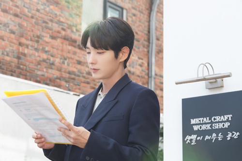 Lee Joon-gi, who made his debut in 2001, met his life film The Kings Man while he was building filmography with many works.Through the Kings Man, he rose to stardom and caused a pretty man syndrome.Since then, he has appeared in dramas such as Time of Dogs and Wolves, Iljimae, Towix, Chosun Gunman, Moon Lovers - Bobo Sensei, Undefeated Lawyer, Movies First Eye, Sicily Sunshine, Fly Daddy, and Gorgeous Vacation.Recently, he was greatly loved through TVN drama Flower of Evil.Actor Lee Joon-gi, who believes and sees, told a candid story with his testimony after finishing his work.In the case of God practicing facial expressions while watching the mirror, there was a movie called Joker, which is famous for similar expressions.So I was worried about going to other Feelings, and I thought about Feelings of AI, which keeps the body for some purpose every day.I think theres some fine Feelings, but at the same time, Im a god whos prepared a lot to feel the innocence of AI that wants to know how people feel.Do Hyun-soos first impression was that he was sad, that he grew up in a disadvantaged family environment and had a lot of mental pain in his relationship with his father.Friend needed love in the end, and everyone around him looked at him with prejudice and it seemed that the situations made Hyun Su want to escape reality.In the end, Do Hyun-soo abandoned everything for his sister, who was the only one to look at him with love, but again he was betrayed and hurt by people.For such a Hyun-soo, life as Baek Hee-sung was probably the sweetest suggestion. Hope to live a new life like a person.Since then, all the processes that have the existences that I want to meet and be born and protect for the first time have stimulated my imagination.The detail Feelingss of Do Hyun-soo and the excitement from various relationships became a considerable stimulus as an actor.In addition, I felt great fun to worry about the breathtaking tightrope life of Do Hyun-soo, who lives in the washing of his identity, and various situational interpretations that can be shown in it.Of course, it was quite stressful, Hahaha.Q. Moon Chae-won, Seo Hyeon-woo, Kim Ji-hoon, and Jang Hee-jin were all great actors.What was the breathing with my cute daughter, Jeong Seo-yeon?In the case of Moon Chae-won Actor, I actually met a few times before I was worried about the work of Flower of Evil and shared my life stories.Even when I had a lot of trouble before deciding Flower of Evil, I was able to get confidence by telling the story that Chae Won is a character that can make my brother attractive enough.Actor Moon Chae-won in the field is delicate and has a lot of concentration and is an actor who worries until he can interpret his Feelingss.So when we were working together, I was more stimulated and helped by the emotional part, and I was able to feel more desperate about Do Hyun-soos Feelingss because there was a car support.It was probably very hard to express the Feelingss of the car support in this work because it is an actor who makes the immersion of the drama very well. I had a lot of hardships and I have to buy something delicious next time and give it a recovery. Ive been in the last seven or eight years since Ji-hoon knew him, but this is the first time Ive ever been in Acting, and Ive been expecting it too.Ive almost met him in other works before, and this time we ended up together, and they were amazed at each other, Is it our fate to meet?Ji-hoons brother must have been very hard in this work, because he was a dramatic tension in the middle and late, so I had to wait for a long time to shoot.After the release of his identity, he felt like he was also grinding a knife. I think he had a lot of good stimuli.It was so nice and fun to shoot, so I really enjoyed it when I was working together.Even the work style that analyzes and worries God is well suited, so I have been thirsty for almost an hour sharing ideas on the phone.Personally, I have shown you a really good Acting, so I hope you will be able to shine in a better work in the future.Thank you so much for doing your best together.Eunha is tearful just to think about it, and she actually cried all night the night before her last shoot with Eunha, and she must have been really immersed in her work.Seo-yeon was not away for a moment because she wanted to relax and get close from the first meeting, so she was depressed in the shooting week where Seo-yeon did not often appear.I think shes really sweet. Shes a really nice, snowy kid. I said that Id tear when I thought of Father, but I was so grateful, proud and heartbroken.I am very sick of Acting because I am a greedy child. I am really upset if I do not have the Acting I prepared until the day before.As you may have felt, its a friend whos looking forward to it because hes shown a really good act, and hes going to shine in better works in the future.Id like to thank Father for his beautiful daughter, and Im going to be so grateful to him.From the beginning, Do Hyun-soo had to look like a mysterious person who was hiding his face.So I talked a lot with the bishop, and I think that Seo Hyeon-woo Actor and Do Hyun-soo were worried about the reactions that could look cooler.I thought I should have made it harder because I was sorry for him sooner than I thought. Hahaha.Of course, Do Hyun-soo was a person who lacked emotional empathy, but unlike other apathy characters, he was a friend with innocence.So, I met Do Hyun-soo, who was loved by the person who was supporting, and I thought that Eunha was born and I would have learned new emotions without knowing it.Suspensions brain has already turned into a structure that can feel those things, but crucially, it recognizes change itself through intense stimulation of losing precious beings.Its like that three-dimensional figure is the difference that only Hyun-soo has, so Ive detailed and calculated the timing and situational details of Feelings emotions.They brought together to make Suspension look more stereoscopic.Q. How many people are satisfied with the successful return of the first two years, and the audience rating is slightly lower than the topic, but it is not too bad.All of the staff, including the director, had a strong belief in the work, so the scene was always passionate, regardless of the ratings.Of course, even though the age of being evaluated by figures has passed, the audience rating is not as good as I thought.But I did my best because I knew that too many people loved me online and offline and that I was becoming a life drama.It was possible that all the staff and actors were able to do their best in their respective positions in accordance with the flow of good play that the audience rating was able to rise by word of mouth.The impression of the work was conveyed to the viewers, and I was able to persuade them. I really appreciate everyone.I was worried about being back in a long time, but I was so satisfied and grateful to many people for such worries. Im so famous for having a lot of energy and a lot of tension, so I actually come in and get recommendations from a lot of places.But I was nervous when I went out with the actual entertainment, and I worked too hard. Hahaha. I was careful that you would be burdened.I dont have much desire for the entertainment program yet, but if I get a chance to get to know it naturally, I think itll be fun.