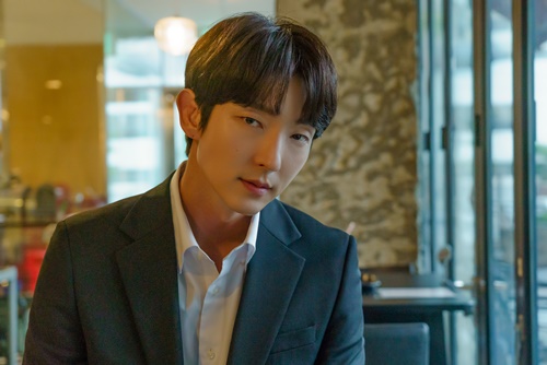 Lee Joon-gi, who made his debut in 2001, met his life film The Kings Man while he was building filmography with many works.Through the Kings Man, he rose to stardom and caused a pretty man syndrome.Since then, he has appeared in dramas such as Time of Dogs and Wolves, Iljimae, Towix, Chosun Gunman, Moon Lovers - Bobo Sensei, Undefeated Lawyer, Movies First Eye, Sicily Sunshine, Fly Daddy, and Gorgeous Vacation.Recently, he was greatly loved through TVN drama Flower of Evil.Actor Lee Joon-gi, who believes and sees, told a candid story with his testimony after finishing his work.In the case of God practicing facial expressions while watching the mirror, there was a movie called Joker, which is famous for similar expressions.So I was worried about going to other Feelings, and I thought about Feelings of AI, which keeps the body for some purpose every day.I think theres some fine Feelings, but at the same time, Im a god whos prepared a lot to feel the innocence of AI that wants to know how people feel.Do Hyun-soos first impression was that he was sad, that he grew up in a disadvantaged family environment and had a lot of mental pain in his relationship with his father.Friend needed love in the end, and everyone around him looked at him with prejudice and it seemed that the situations made Hyun Su want to escape reality.In the end, Do Hyun-soo abandoned everything for his sister, who was the only one to look at him with love, but again he was betrayed and hurt by people.For such a Hyun-soo, life as Baek Hee-sung was probably the sweetest suggestion. Hope to live a new life like a person.Since then, all the processes that have the existences that I want to meet and be born and protect for the first time have stimulated my imagination.The detail Feelingss of Do Hyun-soo and the excitement from various relationships became a considerable stimulus as an actor.In addition, I felt great fun to worry about the breathtaking tightrope life of Do Hyun-soo, who lives in the washing of his identity, and various situational interpretations that can be shown in it.Of course, it was quite stressful, Hahaha.Q. Moon Chae-won, Seo Hyeon-woo, Kim Ji-hoon, and Jang Hee-jin were all great actors.What was the breathing with my cute daughter, Jeong Seo-yeon?In the case of Moon Chae-won Actor, I actually met a few times before I was worried about the work of Flower of Evil and shared my life stories.Even when I had a lot of trouble before deciding Flower of Evil, I was able to get confidence by telling the story that Chae Won is a character that can make my brother attractive enough.Actor Moon Chae-won in the field is delicate and has a lot of concentration and is an actor who worries until he can interpret his Feelingss.So when we were working together, I was more stimulated and helped by the emotional part, and I was able to feel more desperate about Do Hyun-soos Feelingss because there was a car support.It was probably very hard to express the Feelingss of the car support in this work because it is an actor who makes the immersion of the drama very well. I had a lot of hardships and I have to buy something delicious next time and give it a recovery. Ive been in the last seven or eight years since Ji-hoon knew him, but this is the first time Ive ever been in Acting, and Ive been expecting it too.Ive almost met him in other works before, and this time we ended up together, and they were amazed at each other, Is it our fate to meet?Ji-hoons brother must have been very hard in this work, because he was a dramatic tension in the middle and late, so I had to wait for a long time to shoot.After the release of his identity, he felt like he was also grinding a knife. I think he had a lot of good stimuli.It was so nice and fun to shoot, so I really enjoyed it when I was working together.Even the work style that analyzes and worries God is well suited, so I have been thirsty for almost an hour sharing ideas on the phone.Personally, I have shown you a really good Acting, so I hope you will be able to shine in a better work in the future.Thank you so much for doing your best together.Eunha is tearful just to think about it, and she actually cried all night the night before her last shoot with Eunha, and she must have been really immersed in her work.Seo-yeon was not away for a moment because she wanted to relax and get close from the first meeting, so she was depressed in the shooting week where Seo-yeon did not often appear.I think shes really sweet. Shes a really nice, snowy kid. I said that Id tear when I thought of Father, but I was so grateful, proud and heartbroken.I am very sick of Acting because I am a greedy child. I am really upset if I do not have the Acting I prepared until the day before.As you may have felt, its a friend whos looking forward to it because hes shown a really good act, and hes going to shine in better works in the future.Id like to thank Father for his beautiful daughter, and Im going to be so grateful to him.From the beginning, Do Hyun-soo had to look like a mysterious person who was hiding his face.So I talked a lot with the bishop, and I think that Seo Hyeon-woo Actor and Do Hyun-soo were worried about the reactions that could look cooler.I thought I should have made it harder because I was sorry for him sooner than I thought. Hahaha.Of course, Do Hyun-soo was a person who lacked emotional empathy, but unlike other apathy characters, he was a friend with innocence.So, I met Do Hyun-soo, who was loved by the person who was supporting, and I thought that Eunha was born and I would have learned new emotions without knowing it.Suspensions brain has already turned into a structure that can feel those things, but crucially, it recognizes change itself through intense stimulation of losing precious beings.Its like that three-dimensional figure is the difference that only Hyun-soo has, so Ive detailed and calculated the timing and situational details of Feelings emotions.They brought together to make Suspension look more stereoscopic.Q. How many people are satisfied with the successful return of the first two years, and the audience rating is slightly lower than the topic, but it is not too bad.All of the staff, including the director, had a strong belief in the work, so the scene was always passionate, regardless of the ratings.Of course, even though the age of being evaluated by figures has passed, the audience rating is not as good as I thought.But I did my best because I knew that too many people loved me online and offline and that I was becoming a life drama.It was possible that all the staff and actors were able to do their best in their respective positions in accordance with the flow of good play that the audience rating was able to rise by word of mouth.The impression of the work was conveyed to the viewers, and I was able to persuade them. I really appreciate everyone.I was worried about being back in a long time, but I was so satisfied and grateful to many people for such worries. Im so famous for having a lot of energy and a lot of tension, so I actually come in and get recommendations from a lot of places.But I was nervous when I went out with the actual entertainment, and I worked too hard. Hahaha. I was careful that you would be burdened.I dont have much desire for the entertainment program yet, but if I get a chance to get to know it naturally, I think itll be fun.