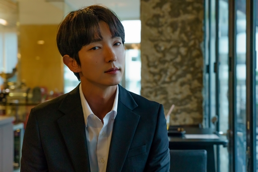 Actor Lee Joon-gi was overjoyed by his second Acting breath with Moon Chae-won.Cable channel tvN tree drama The Flower of Evil (playplayed by Yoo Jung-hee, directed by Kim Cheol-gyu) is a suspense melody, a couple of a man who hid a brutal past and changed his identity, and a homicide detective wife who traces his past, Lee Joon-gi and Moon Chae-won have once again joined forces after the drama Criminal Mind to show impressive Acting.Lee Joon-gi has been honest about his reunited feelings with Moon Chae-won and his impressive feelings in a recent written interview.In fact, I used to meet with Moon Chae-won several times before I was worried about the work called Flower of Evil and share life stories that I was worried about.Even when I had a lot of trouble before I decided on Flower of Evil, I was able to get confidence by telling Chae Won s story Character that my brother can make it attractive enough. Lee Joon-gi was a great force for partner Moon Chae-won in making an act by going to and from metal craft Baek Hee-sung and serial killer son Do Hyun-soo.Actor Moon Chae-won in the field is delicate and highly focused and is an actor who is worried until he can interpret the Feeling.So when I was aligning the Acting sum, I was more stimulated and helped in the Feeling part.Because there was a car support, Do Hyun-soos Feelings could feel more desperate.It is an actor who makes the immersion of the drama very well, so it would have been really hard to express the Feeling of the car support in this work.Ive had a lot of hardships, and Im going to have to buy you something delicious next time so you can get your energy back. (Laughs)