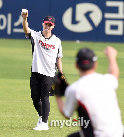 LG Lee Min-ho is training ahead of the LG Twins and Lotte Giants in the 2020 Shinhan Bank SOL KBO League held at Seoul Jamsil-dong Baseball Park on the afternoon of the 29th.