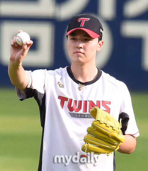 LG Lee Min-ho is training ahead of the match between the LG Twins and the Lotte Giants in the 2020 Shinhan Bank SOL KBO League held at Seoul Jamsil-dong Baseball Park on the afternoon of the 29th.