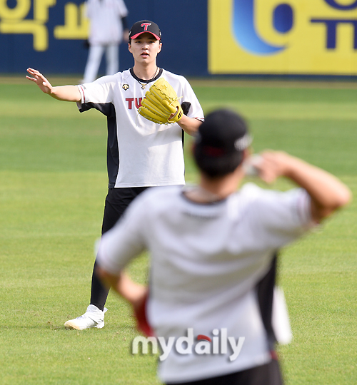 LG Lee Min-ho is training ahead of the LG Twins and Lotte Giants in the 2020 Shinhan Bank SOL KBO League held at Seoul Jamsil-dong Baseball Park on the afternoon of the 29th.