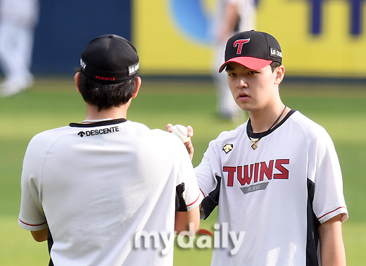 LG Lee Min-ho is training ahead of the match between the LG Twins and the Lotte Giants in the 2020 Shinhan Bank SOL KBO League held at the Jamsil-dong Baseball Stadium in Seoul on the afternoon of the 29th.