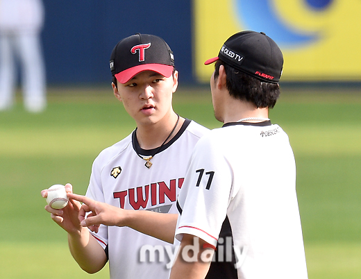 LG Lee Min-ho is training ahead of the match between the LG Twins and the Lotte Giants in the 2020 Shinhan Bank SOL KBO League held at the Jamsil-dong Baseball Stadium in Seoul on the afternoon of the 29th.