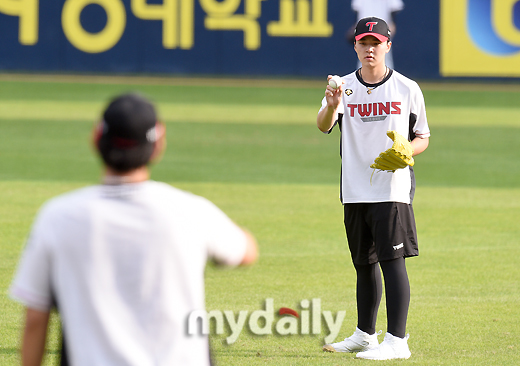 LG Lee Min-ho is training ahead of the match between the LG Twins and the Lotte Giants in the 2020 Shinhan Bank SOL KBO League held at Seoul Jamsil-dong Baseball Park on the afternoon of the 29th.