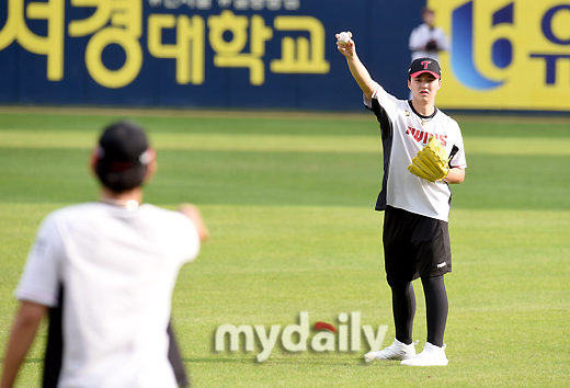 LG Lee Min-ho is training ahead of the LG Twins and Lotte Giants in the 2020 Shinhan Bank SOL KBO League held at Seoul Jamsil-dong Baseball Park on the afternoon of the 29th.
