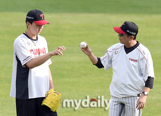 LG Lee Min-ho is listening to Choi Yil-yeon pitcher Kochis advice before the match between the LG Twins and the Lotte Giants in the 2020 Shinhan Bank SOL KBO League held at Jamsil-dong Baseball Park in Seoul on the afternoon of the 29th.