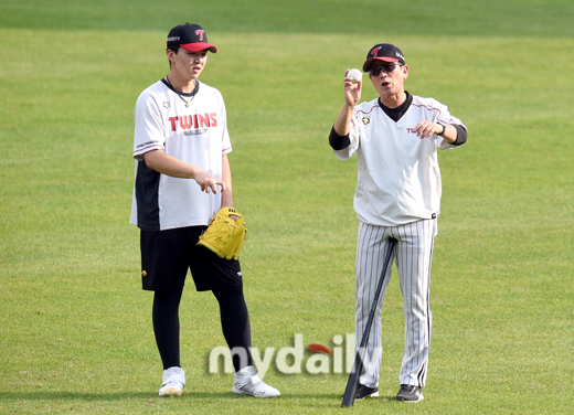LG Lee Min-ho is listening to Choi Yil-yeon pitcher Kochis advice before the game between the LG Twins and the Lotte Giants in the 2020 Shinhan Bank SOL KBO League held at Seoul Jamsil Baseball Hall on the afternoon of the 29th.