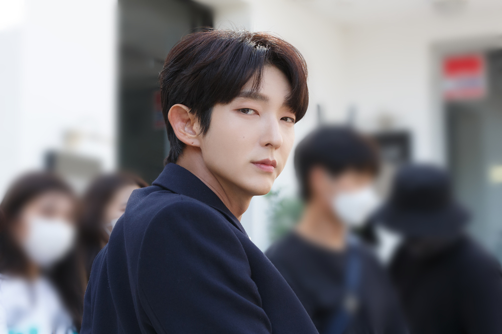 Actor Lee Joon-gi revealed satisfaction with Acting breathing with Actor Moon Chae-won.Lee Joon-gi performed a performance as Do Hyun-soo, who lives as Baek Hee-sung in the TVN Wednesday-Thursday Evening drama Flower of Evil (playplayplay by Yoo Jung-hee/directed Kim Chul-gyu) on September 23rd.Lee Joon-gi said in a written interview with the department recently, Every work has done, but after The Flower of Evil  is over, I feel a lot of toxic complex feelings.The relief of completing the work, the sense of accomplishment that it sublimated the weight felt at the beginning safely, and the futileness that it left all those who ran in the field.In addition, after the end, I go to the interview, so I feel the nostalgia for all things again and the feeling is more crossed.I am so lonely and thankful for many things. At the center of the acclaim for the drama was Lee Joon-gi.Lee Joon-gi, who is divided into a character that is no different from a one-person two-player, proved the aspect of Actor who believes in delicate expression and emotional acting every time.As a main character, it was hard to imagine Flower of Evil without Lee Joon-gi because he played a central role in the drama.Lee Joon-gi said, I have done a lot of work on the Chain Reactions in my relationship with various characters, about the special emphasis on Baek Hee-sung and Do Hyun-soo when he was playing.I thought that each of the Chain reactions from a small expression in the Hyunsu Yi Gi, which can not feel emotions, would give great power and persuasion to God itself. Of course, it was not a part of me that I was studying and worrying alone.So I kept sharing my thoughts with the director, the artist, and the camera director who looks at me closest to the scene, and with one actor.I was so obvious or monotonous when I was wrong, and I focused on the more detailed part because the person who was called Do Hyun-soo could only be seen as a simple unemotional psychopath. Do Hyun-soo also made CharacterYi Gi with various aspects such as metal craftsman, husband, and father.Lee Joon-gi said, Baek Hee-sung, who lives as a metal craftsman, should be natural.So I imagined in advance by looking for craft work videos that can be used for Acting on YouTube before shooting, and I learned the details that I could feel the hand of a craftsman even if I met a real metal craft. Lee Joon-gi said: The warm figure of a family as a father was actually ad-lib, and the director trusted me to just try and do a lot of things.So I think I made quite a lot of things with Eunha, playing games and stuff.So I went earlier on a day with Eunha and tried not to be separated.Some days I was tired of playing too much fun with Eunha than I did with Acting. And as a husband, I shared my thoughts with Moon Chae-won and made up the characters.Chae Won is very delicate and has a great power to concentrate emotionally. So I filled a lot of things I could miss.Thanks to that, at the end, even if I thought of the car support, my heart became dark. Many actors helped me draw the life of Do Hyun-soo.Especially, I was very good at making the image of Do Hyun-soo who lives Baek Hee-sungs life from the beginning because it fits well with Seo Hyun-woo in Mujin Station.I had a lot of expectations before shooting because I had a good Chain reaction. I was making bromance gods that I did not think were better than expected. Hahaha.All of Do Hyun-soos narratives are expressions that eventually come from the relationship with each person, so I focused on distinguishing them from those parts. The mournful romance with Moon Chae-won was an indispensable flower of evil point of view.The two people who met their first breath through the TVN Wednesday-Thursday evening drama Criminal Mind which was aired in 2017 showed a sad romance as a couple and attracted the audiences hot response.Lee Joon-gi said, The power of the melody of Moon Chae-won is different. There are times when it is really lovely, but it is sad and sad.So I was looking forward to the Acting sum to draw together, and I had an Acting desire to try Chae Won and melodrama from before.Thankfully, I was able to make a melody together through this work. I feel sorry for you to take more of your small and happy routines, just like when you were dating, because the proportion of melodrama was so great. Haha.But the melodrama that we made together was so satisfying, I think it was a good acting sum that filled each other. What meaning does flower of evil remain for Lee Joon-gi?Lee Joon-gi said, I always have a responsibility to help make the best stories as an actor who plays the title roll when he is in the work.This work was really troubled in such a toxic part, but I am so grateful that I completed it so well.I feel more happy with Yi Gi as a result of communication and communication with the bishop and the artist, all the staff, and actors. In fact, I think that the fullness and happiness of being with people who love what I dream of is more important than being able to grow and be good in life.Thats what I mean and what I mean.So I think that The Flower of Evil  once again became a good nourishment for me and made human Lee Joon-gi a solid and richer layer.I am a very blessed person and I think I really want to thank everyone. (Continues on Interview2)