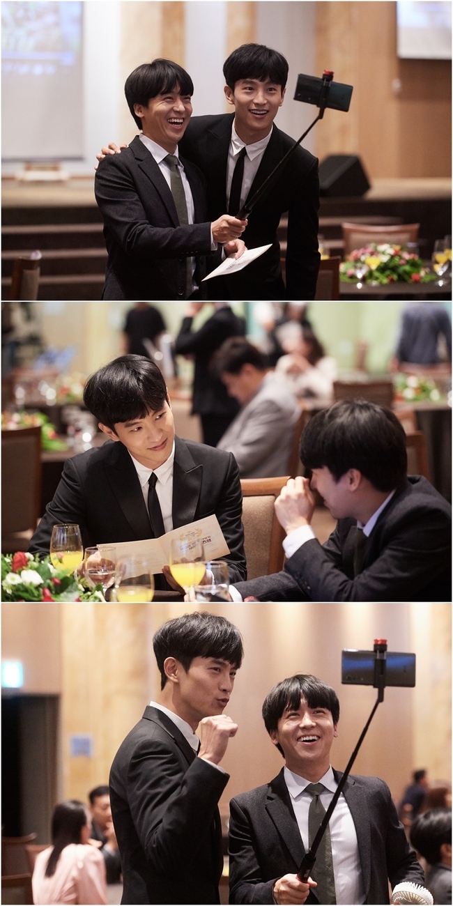 Hot Bromance of the hot youth explodes.KBS 1TV The production team of the new evening drama Who What Dos (directed by Sung Joon-hae/Playback Gobonghwang) released a scene still cut on September 29 that shows the warm reality brotherhood of Actor Choi Woong and Im Tu-cheol.Who What Does is a family drama that depicts the story of children who have suffered parental divorce and remarriage, centering on a flower shop full of beautiful flowers, growing up with a warm eye as they fight against the prejudices of the world and fiercely overcome the difficulties faced before work and love.In this work, Choi Woong and Im Tucheol will play Kang Dae-ro and Cookbang YouTuber side dishes, which are delivered day and night, respectively.The two people who grew up in the same nursery school are united to achieve the dream of a start-up business that delivers warm rice and a lunch box with soup by combining the hard youth of the irresistible youth.In the meantime, Choi Woong and Im Tu-cheol are caught in the scene of predicting the strong bronze with a similar smile.Choi Woong and Im Tu-cheol in the public photos take a self-portrait with a playful appearance, and the reality Super Real Chemi, who bursts into a bright smile every time they meet each other, is already excited about how the heart-beating development of those who run together in the play with the same dream will unfold.I hope you will see with interest and love how Bromance will be drawn in the future with the strong and side-by-side performance that the two Actors will show, the production team said.