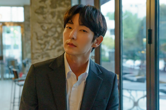 Actor Lee Joon-gi expressed his gratitude for Moon Chae-won, who was reunited as the Flower of Evil in three years after TVN Criminal Mind.Lee Joon-gi, in his recent Flower of Evil End Interview, said, I met with Moon Chae-won again and talked about my partners breathing several times before I was worried about the work of Flower of Evil.Even when I had a lot of trouble before deciding on the flower of evil, I was able to get confidence from Chae Won because he told me that he was a character that my brother could make attractive enough, he said, thanking his colleague Actor and his partner Moon Chae-won.Lee Joon-gi played Do Hyun-soo, who was framed Murder and married Cha JiWon (Moon Chae-won) as Baek Hee-sung in the End Flower on the 23rd.Cha JiWon, a detective, is caught up in betrayal by knowing her husbands past, but she is a person who teaches the meaning of true love.Lee Joon-gi and Moon Chae-won will be re-breathing in three years after TVNs Cremminal Mind, which was broadcast in July 2017.At that time, he was a colleague of the International Crime Analysis Team of the NIS, but this time he attracted the disassembled viewers as a couple, Murder suspect and wife.Lee Joon-gi said, Actor Moon Chae-won in the field is delicate and concentration is quite high, and he is an actor who worries until he can interpret his feelings.So when I was aligning the acting sum with each other, I was more stimulated and helped in the emotional part.Because Cha JiWon was there, I could feel Do Hyun-soos feelings more desperately, he said.Because it is an actor who makes the immersion of the drama very well, it would have been very hard to express Cha JiWons feelings in this work.I had a lot of hardships, and I have to buy something delicious next time and give it a recovery. Namo Actors