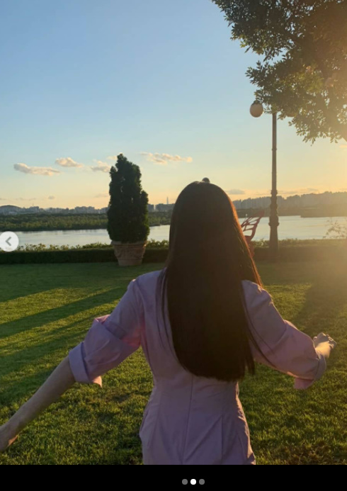 Actor Park Eun-bin delivered beautiful looks and sunshine beautiful looks full of innocence and greeted fans with a drama promotional fairy.On the 29th, Actor Park Eun Bin posted a picture through his personal SNS with the phrase Do you like # Brahms at 10 pm? Go to see.In the public photos, Park Eun-bin is smiling brightly while looking at the sky where the sunset is going, and even those who watch him happy like a child smile.On the other hand, Park Eun Bin is currently breathing with Kim Min-jae in SBS monthly drama Do you like Brahms? This drama is broadcast every Monday and night at 10 pm on SBS.Park Eun-bin SNS Capture Capture