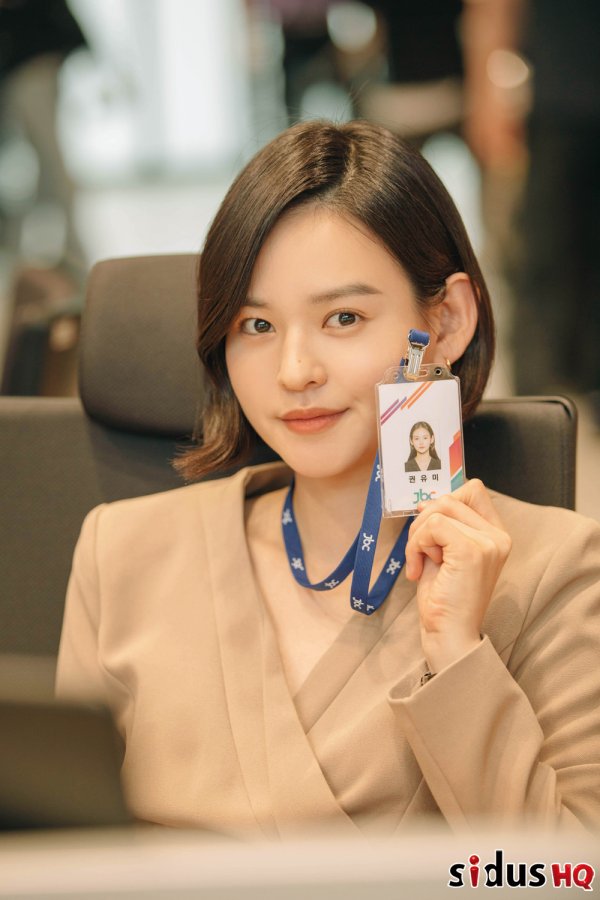 JTBC Mon-Tue drama 18 Again is showing photos of the shooting scene, certifying unexpected smallpox with a face as small as a temple ID card.Kim Yoon-hyes Recommended Beauty is a new Announcer who joined JTBC as the first prize in a beautiful and young age as a weapon, and will give tension to the drama by putting Friendly in crisis for a full-time job safely with the motive of Friendly (Kim Ha-neul).JTBCs monthly drama 18 Again, starring Kim Yoon-hye, who transformed into an Announcer and collected topics with a face as small as a temple card, will be broadcast tonight at 9:30 pm.
