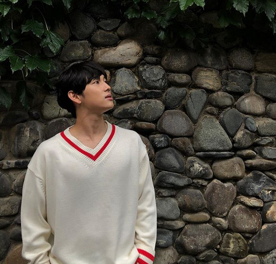 Siwan, COVID-19 voiced decision Thank you for your concern Actor Siwan, who was given a COVID-19 voiced decision, reassured fans.Siwan posted on his Instagram page on 29th, Thank you for your concern and Im sorry, its okay, dont worry too much.Siwan in the photo shows off his warm appearance in the background of the stone wall.Run On is a romance drama in which people living in different worlds communicate and form relationships in their own languages and run on toward love in an era where communication is difficult while writing the same Korean language, and stars Siwan, Shin Se-kyung, Choi Soo-young and Kang Tae-oh.