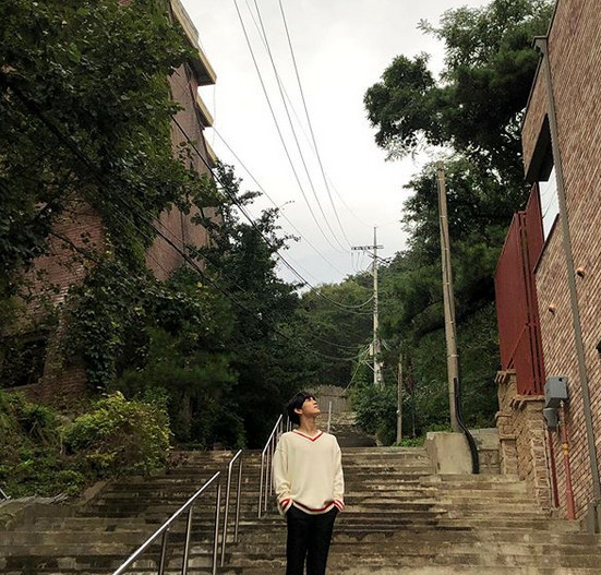Siwan, COVID-19 voiced decision Thank you for your concern Actor Siwan, who was given a COVID-19 voiced decision, reassured fans.Siwan posted on his Instagram page on 29th, Thank you for your concern and Im sorry, its okay, dont worry too much.Siwan in the photo shows off his warm appearance in the background of the stone wall.Run On is a romance drama in which people living in different worlds communicate and form relationships in their own languages and run on toward love in an era where communication is difficult while writing the same Korean language, and stars Siwan, Shin Se-kyung, Choi Soo-young and Kang Tae-oh.