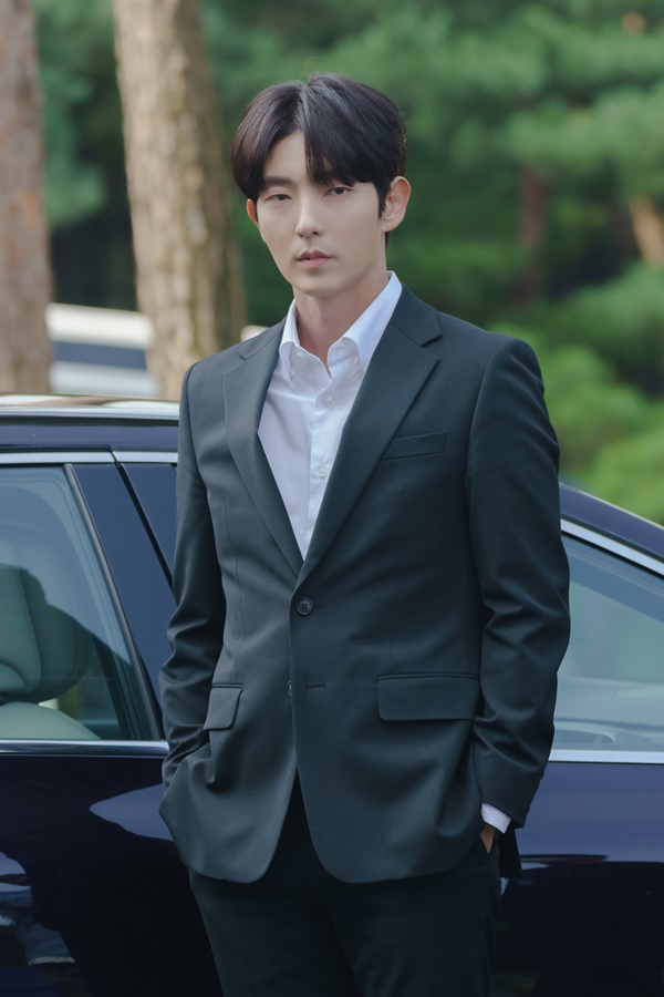Lee Joon-gi, the flower of evil, said he was stimulated by Moon Chae-won in the field.Lee Joon-gi recently conducted an interview on the TVN drama The Flower of Evil (playplayed by Yoo Jung-hee and directed by Kim Chul-gyu) End.The Flower of Evil is a drama about the story of Do Hyun-soo, a man who has been framed for a serial killer for 14 years and pretended to be another person, and his wife, Cha Ji-won, who began to doubt his reality.Lee Joon-gi is a family husband and affectionate father, but plays Baek Hee-sung, who has a past that he does not want to inform anyone.Lee Joon-gi said he had talked a lot with Moon Chae-won before his work.I usually meet with Moon Chae-won and share their stories and life stories that they are worried about, he said.Before I decided on Flower of Evil, even when I had a lot of troubles, I was able to get confidence by telling Moon Chae-won that he was a character who could make his brother (Lee Joon-gi) attractive enough.The stylist in the field is a delicate and highly concentrated actor, who is worried until he can interpret his feelings.So when I was breathing with each other, I was stimulated and helped in the emotional part. He also expressed his gratitude for Moon Chae-won, who played an active part in his work.Moon Chae-won is an actor who makes the immersion of the drama well, so it would have been very difficult to express the feelings of the car support in this work, he said. I will give Moon Chae-won a good feeling and give him a recovery.