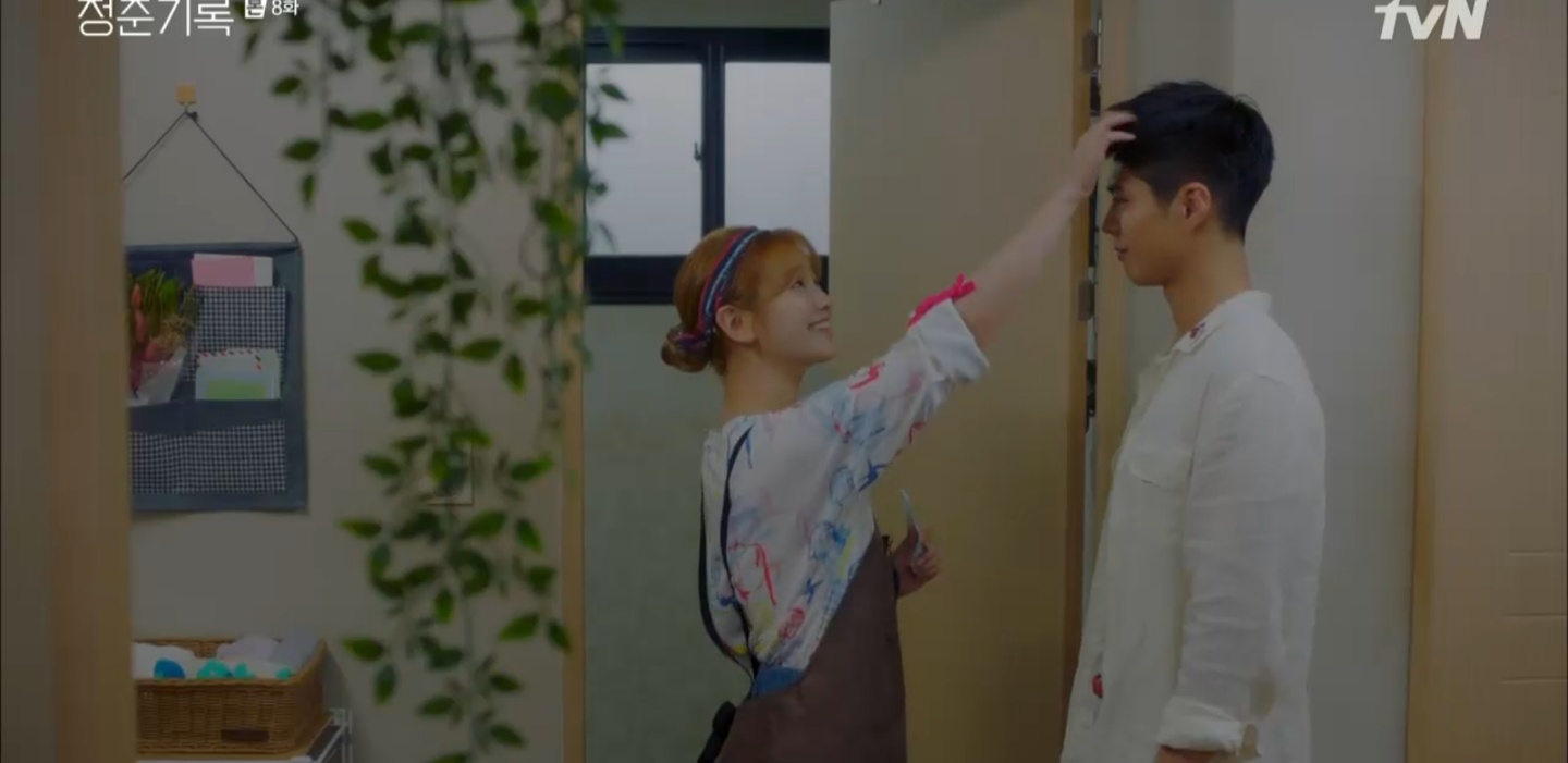 Drama, starring Park Bo-gum, became popular with the show.In the TVN Record of Youth aired on the afternoon of the 29th, Park Bo-gum made an impressive confession scene in the medical drama Gateway and imprinted himself on the audience.As soon as he heard about the casting, Hye-joon ran to An Jeong-ha (Park So-dam). They enjoyed dating with happiness.I walked while listening to music, chatting at the donuts shop and confirming each others affection.I wanted to have a charming love affair. I hope love is not realistic. I have been realistic since I was a child. I am glad to have a good person.Hye-joon said that he had to dye his hair black to digest the residents first year of residence in Drama, and said that he would dye his hair saying, My girlfriend is a makeup artist, but I have to do that.The two met at Jeonghas house for dyeing, and Hyejun gave him a book called Bi in return for the gift of the book given by Jeongha.When Hye-joon tried to read the memo that he put in the book, Hye-joon was ashamed and dismissed.On the other hand, Jung Has pain was revealed on the day, and the audiences heart was disturbed. As soon as Jung Has mother knew that Jung Ha had left, she came home and shouted.Did you raise me? Why did I not remember? I was forced to grow up since I was a child.iMBC  Screen Capture tvN