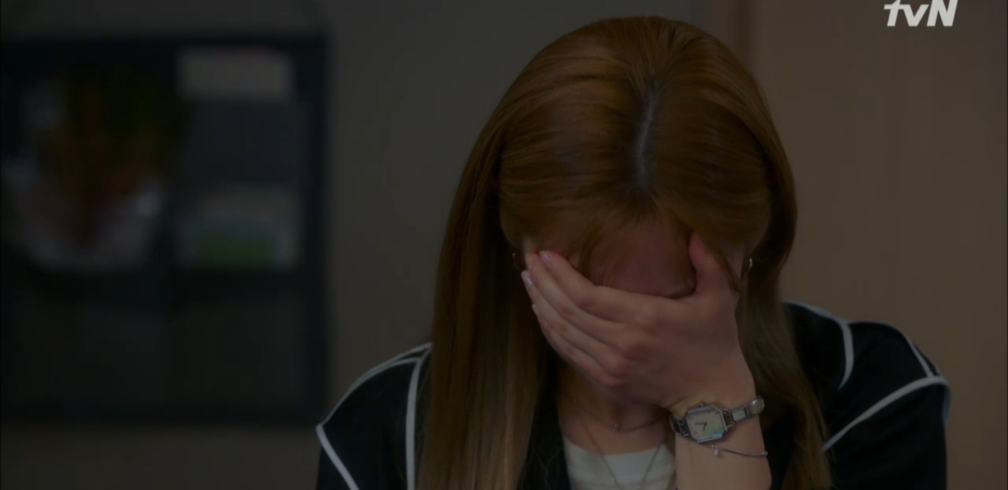 Drama, starring Park Bo-gum, became popular with the show.In the TVN Record of Youth aired on the afternoon of the 29th, Park Bo-gum made an impressive confession scene in the medical drama Gateway and imprinted himself on the audience.As soon as he heard about the casting, Hye-joon ran to An Jeong-ha (Park So-dam). They enjoyed dating with happiness.I walked while listening to music, chatting at the donuts shop and confirming each others affection.I wanted to have a charming love affair. I hope love is not realistic. I have been realistic since I was a child. I am glad to have a good person.Hye-joon said that he had to dye his hair black to digest the residents first year of residence in Drama, and said that he would dye his hair saying, My girlfriend is a makeup artist, but I have to do that.The two met at Jeonghas house for dyeing, and Hyejun gave him a book called Bi in return for the gift of the book given by Jeongha.When Hye-joon tried to read the memo that he put in the book, Hye-joon was ashamed and dismissed.On the other hand, Jung Has pain was revealed on the day, and the audiences heart was disturbed. As soon as Jung Has mother knew that Jung Ha had left, she came home and shouted.Did you raise me? Why did I not remember? I was forced to grow up since I was a child.iMBC  Screen Capture tvN