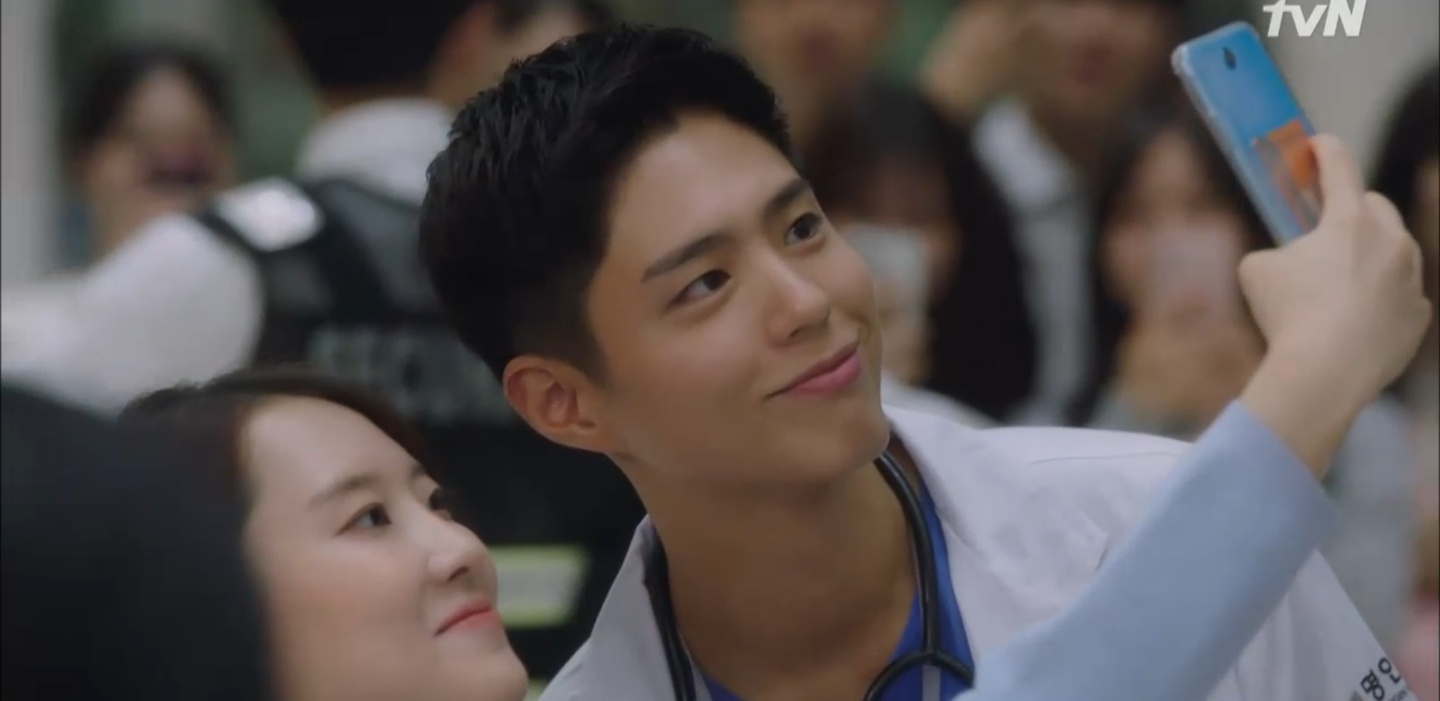 Drama, starring Park Bo-gum, became popular with the show.In the TVN Record of Youth aired on the afternoon of the 29th, Park Bo-gum made an impressive confession scene in the medical drama Gateway and imprinted himself on the audience.As soon as he heard about the casting, Hye-joon ran to An Jeong-ha (Park So-dam). They enjoyed dating with happiness.I walked while listening to music, chatting at the donuts shop and confirming each others affection.I wanted to have a charming love affair. I hope love is not realistic. I have been realistic since I was a child. I am glad to have a good person.Hye-joon said that he had to dye his hair black to digest the residents first year of residence in Drama, and said that he would dye his hair saying, My girlfriend is a makeup artist, but I have to do that.The two met at Jeonghas house for dyeing, and Hyejun gave him a book called Bi in return for the gift of the book given by Jeongha.When Hye-joon tried to read the memo that he put in the book, Hye-joon was ashamed and dismissed.On the other hand, Jung Has pain was revealed on the day, and the audiences heart was disturbed. As soon as Jung Has mother knew that Jung Ha had left, she came home and shouted.Did you raise me? Why did I not remember? I was forced to grow up since I was a child.iMBC  Screen Capture tvN