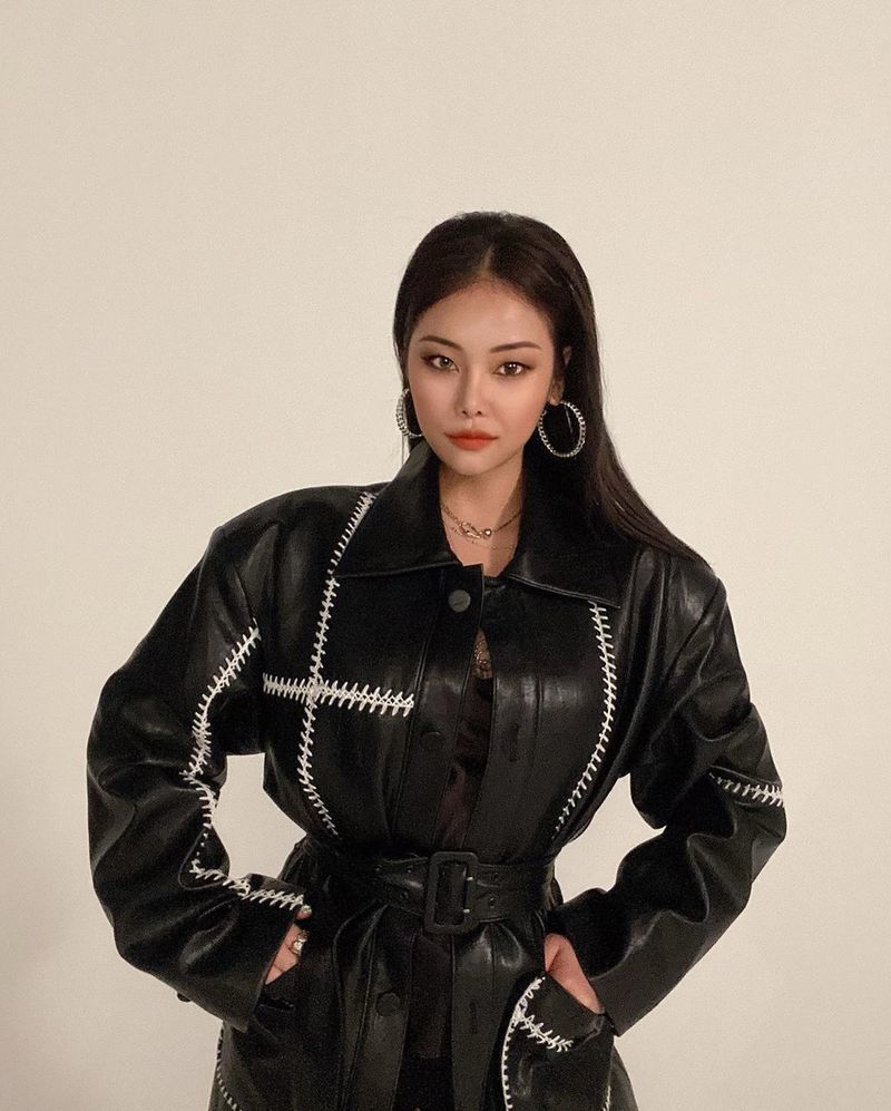 Singer Cheetah has shared a more prettier recent situation.Cheetah posted several photos on his instagram on September 30 with an article entitled Beauty and Butty Season 5 will be aired today.Cheetah in the picture stares at the camera with a dignified look and pose, and the black leather costume and black hair are caught in the eye.The slender jaw line and the cool features further double the goddess of Cheetah.The netizens who saw this responded such as My sister is so beautiful, My sister is my role model and It is especially cool these days.seo yu-na