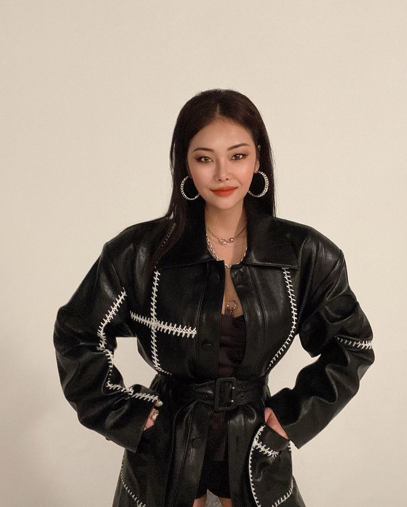 Singer Cheetah has shared a more prettier recent situation.Cheetah posted several photos on his instagram on September 30 with an article entitled Beauty and Butty Season 5 will be aired today.Cheetah in the picture stares at the camera with a dignified look and pose, and the black leather costume and black hair are caught in the eye.The slender jaw line and the cool features further double the goddess of Cheetah.The netizens who saw this responded such as My sister is so beautiful, My sister is my role model and It is especially cool these days.seo yu-na