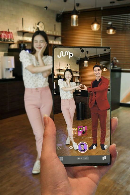 From Super Junior Choi Siwon to cute Welshcogy... how about jump AR if you want to take special photos to your children and nephews for the Chuseok holiday?According to SK Telecom on January 1, the jump AR features a simple and intuitive AR camera function on the front.Depending on your taste, you can summon 3D content, freely adjust your location and size on the screen, and take interesting pictures.You can also take pictures of yourself in a heart-shaped pose affectionately with Super Junior member Choi Siwon, or even take photos that seem to confront each other with the weapon-wielding LoL popular champion character Yasuo.If you run the app, you can see the AR camera screen from the beginning. When you select the AR content listed in emoticon form at the bottom of the screen, the 3D image comes to the screen immediately.▲ K-pop singer ▲ pet and rare animal ▲ LoL game character ▲ movie troll character ▲ mini animal in KBO league club uniform ▲ Jurassic dinosaur ▲ Deoksugungjeon and other realistic movements and sound effects are abundant.In addition, the king and queen former filter, LCK team support tool, vampire mask and userIt also offers a variety of Babyface mask features that can be applied to your face.The photo taken can be easily taken by pressing the Gong Yoo button to others. The AR camera function supports both front and rear, photos and video shooting.The move of 3D content is an assessment that SK Telecoms latest AR technology has made it even more natural.Move to the designated location or useruser with facial re-targeting technology as well as moving the head after the gaze of .The facial expression of the Babyface mask was immediately changed according to the facial movement of.SK Telecom plans to continue to increase the AR content in the jump AR app through the jump studio that produces mixed reality content.Choi Siwons high-definition 3D hologram content, which moves naturally, is also the result of shooting at the jump studio.The Jump AR app is currently available on Android OS-based smartphones, which can be downloaded from the One Store and Google Play Store.