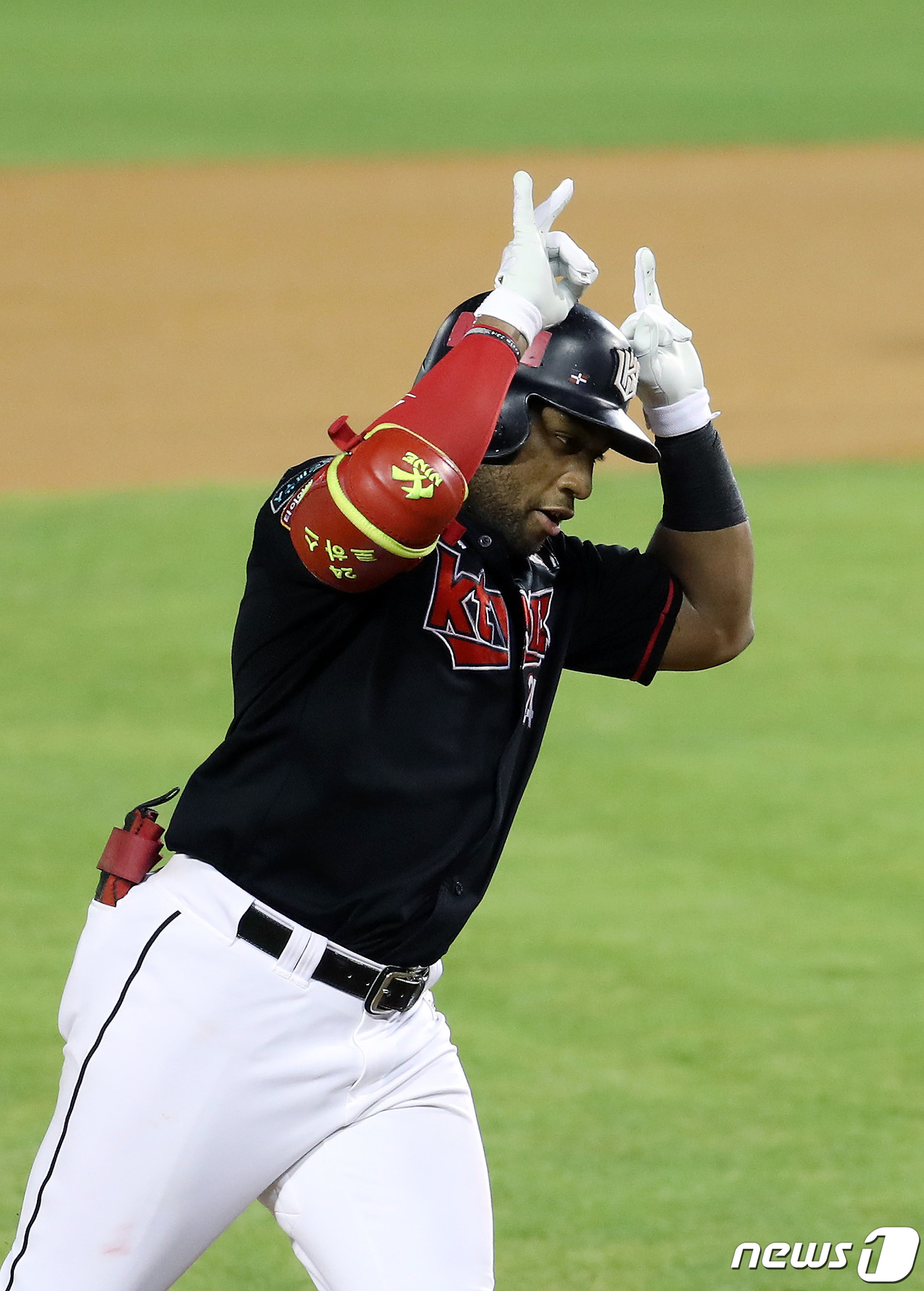 Luis Rojas started the game with a third-time hitter in the 2020 Shinhan Bank SOL KBO League LG Twins at KT Wiz Park in Suwon on the 2nd, and he hit the second ball of LG starter Lee Min-ho in the first inning, 0-0.Season 40.Luis Rojas opened the gap with second-placed Roberto Ramos (LG, 38) with 40 homers.Luis Rojas, who joined KT in the 2017 season, also reached three points for the most career homers (43) he had recorded in 2018.